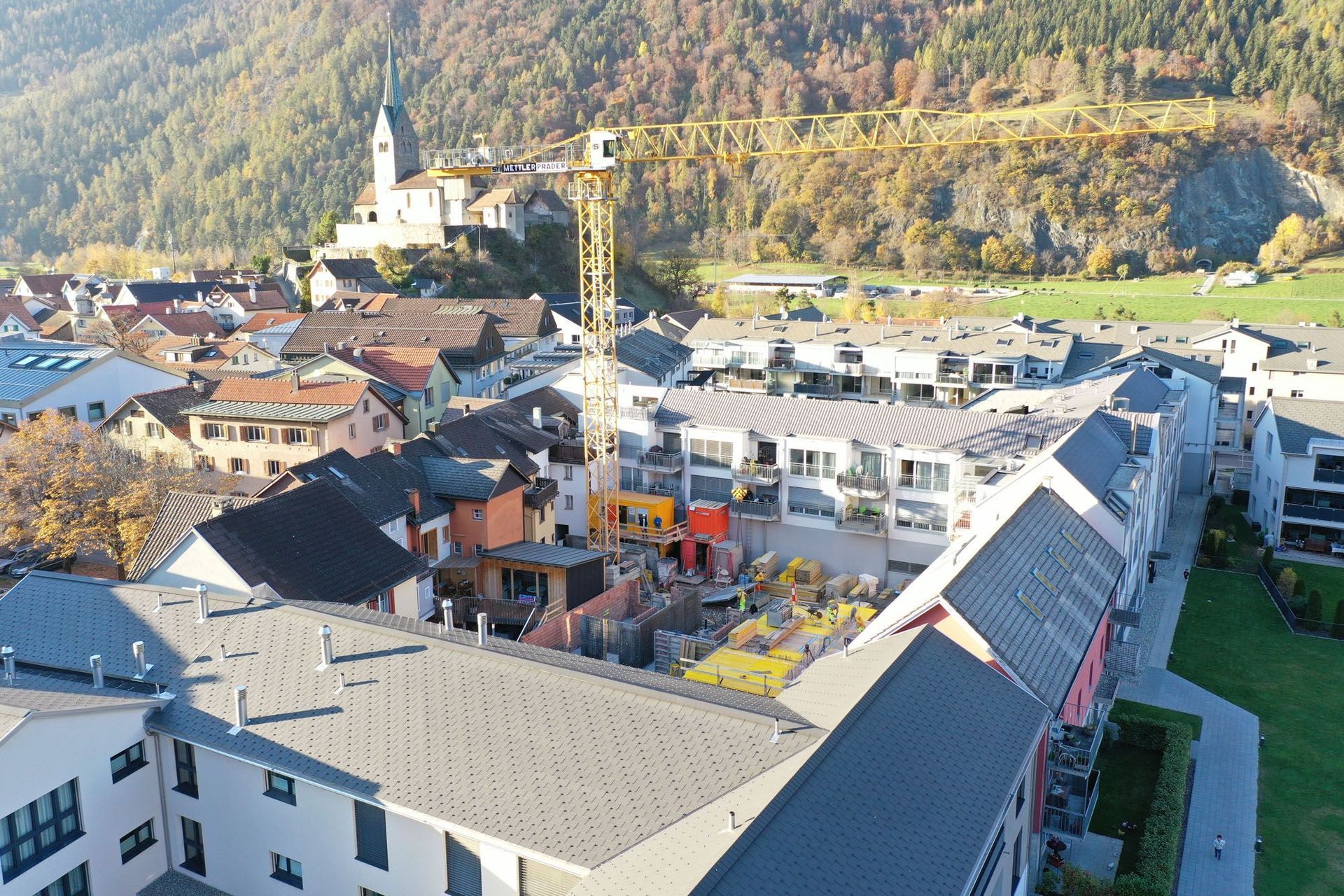 Eine Luftaufnahme einer Stadt mit einem Kran im Hintergrund