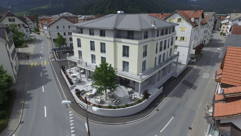 Eine Luftaufnahme eines großen Gebäudes mitten in einer Stadt.