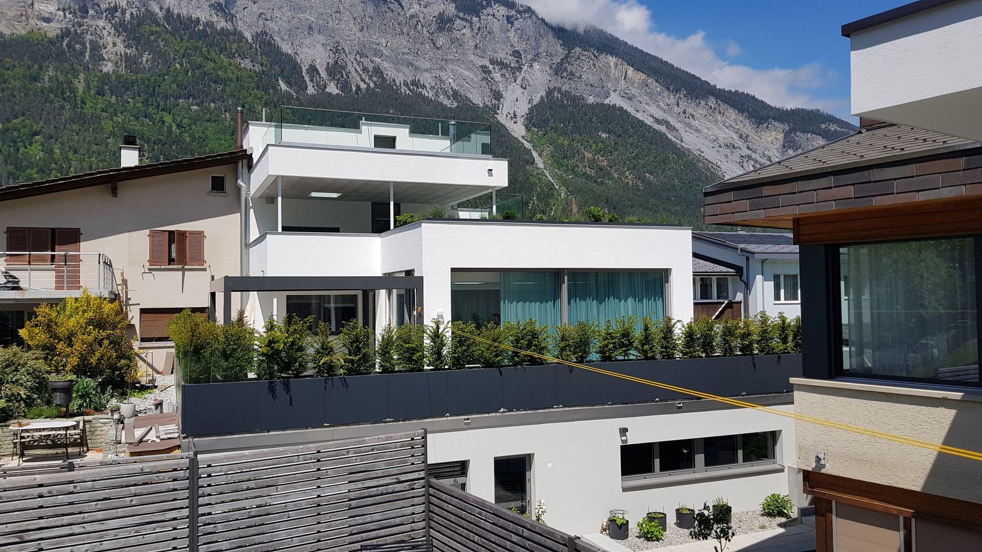 Ein großes weißes Haus mit einem Berg im Hintergrund