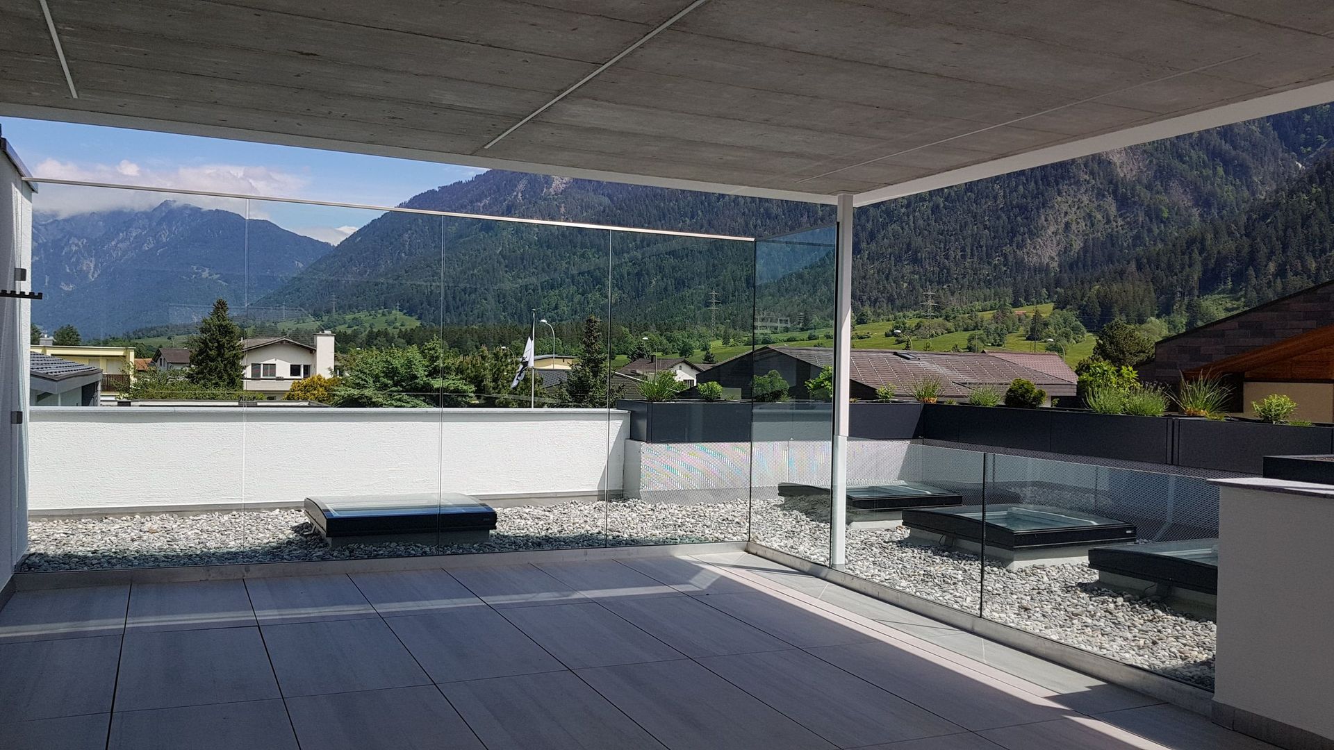 Es gibt einen Balkon mit Blick auf die Berge.