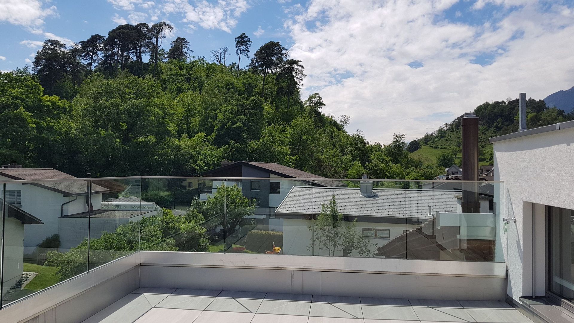 Ein Dach mit Blick auf Bäume und Gebäude