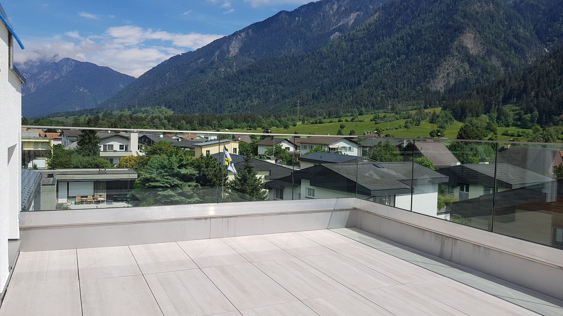 Ein Balkon mit Blick auf die Stadt und die Berge.