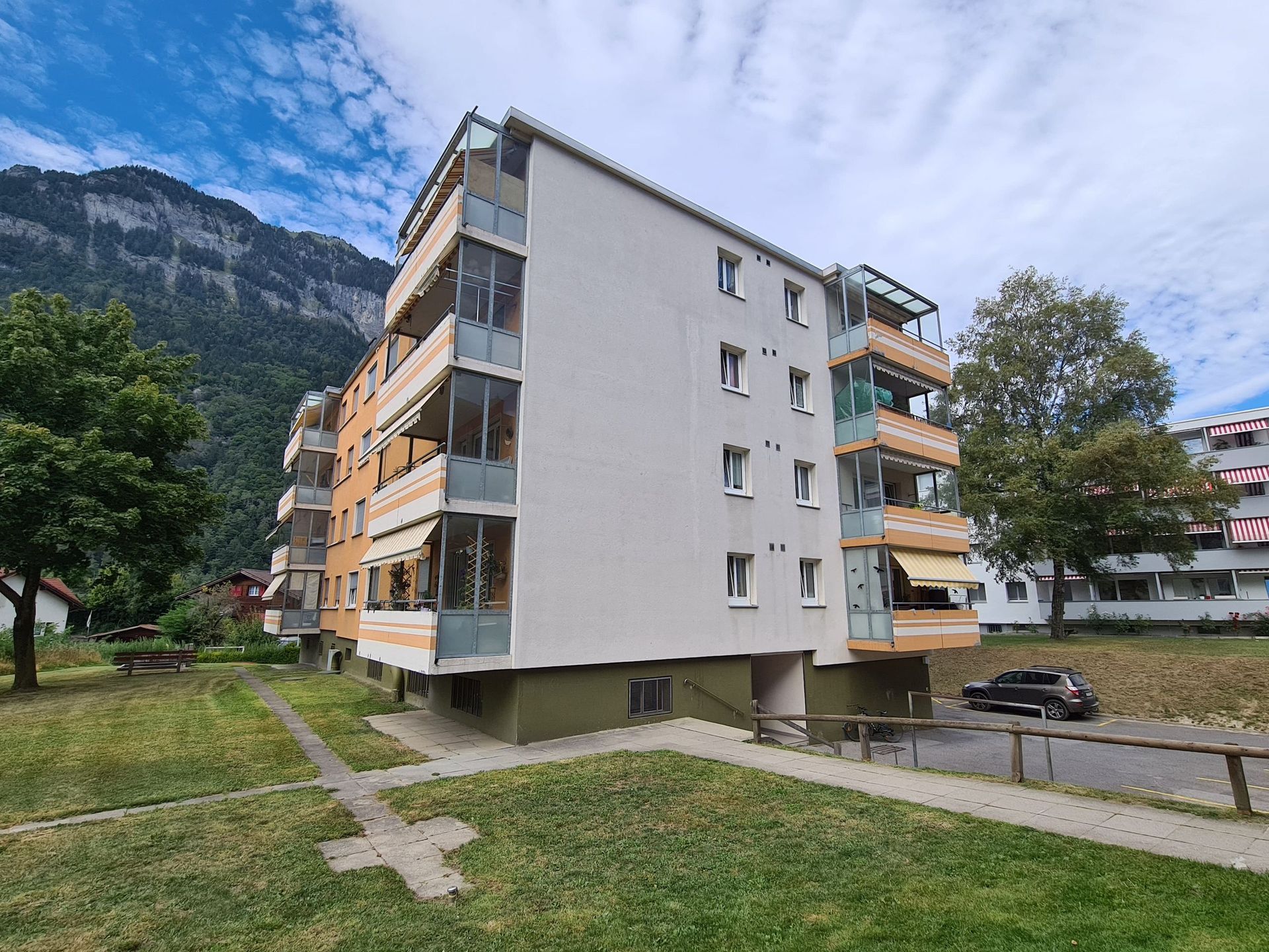 Ein großes Mehrfamilienhaus mit vielen Fenstern und Balkonen.