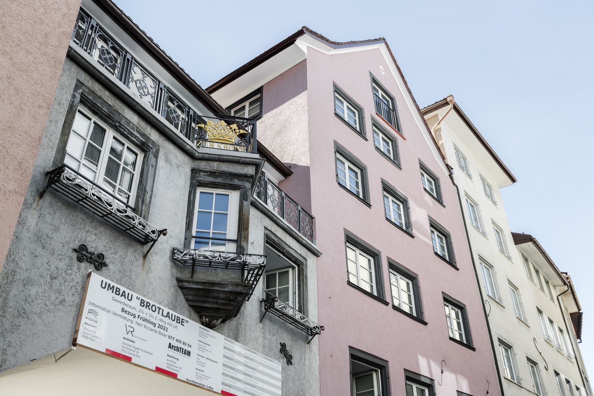 Ein Gebäude mit einem Schild an der Seite, auf dem „Tierheim“ steht