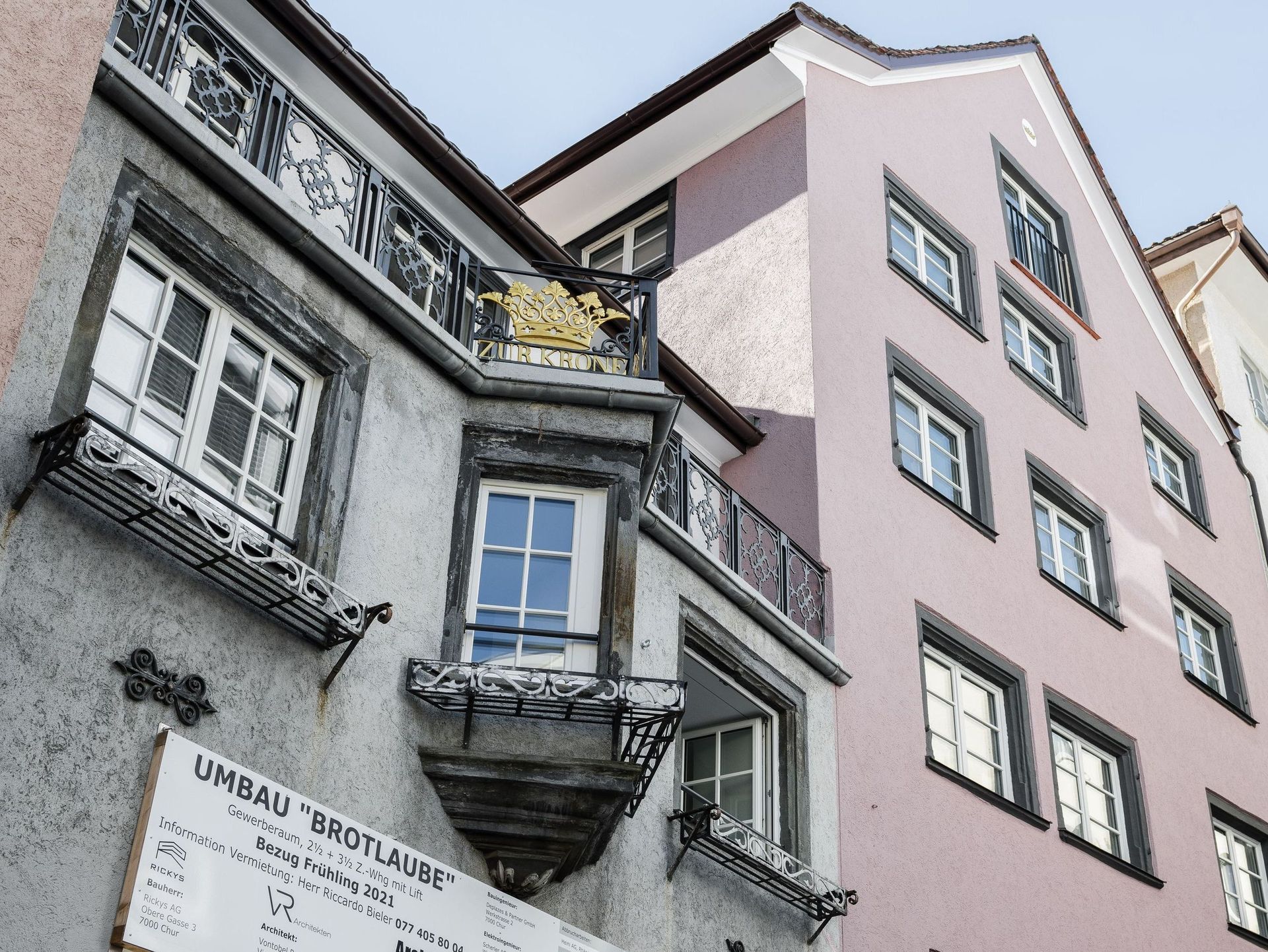 Ein Gebäude mit einem Schild an der Seite, auf dem steht: uhrag