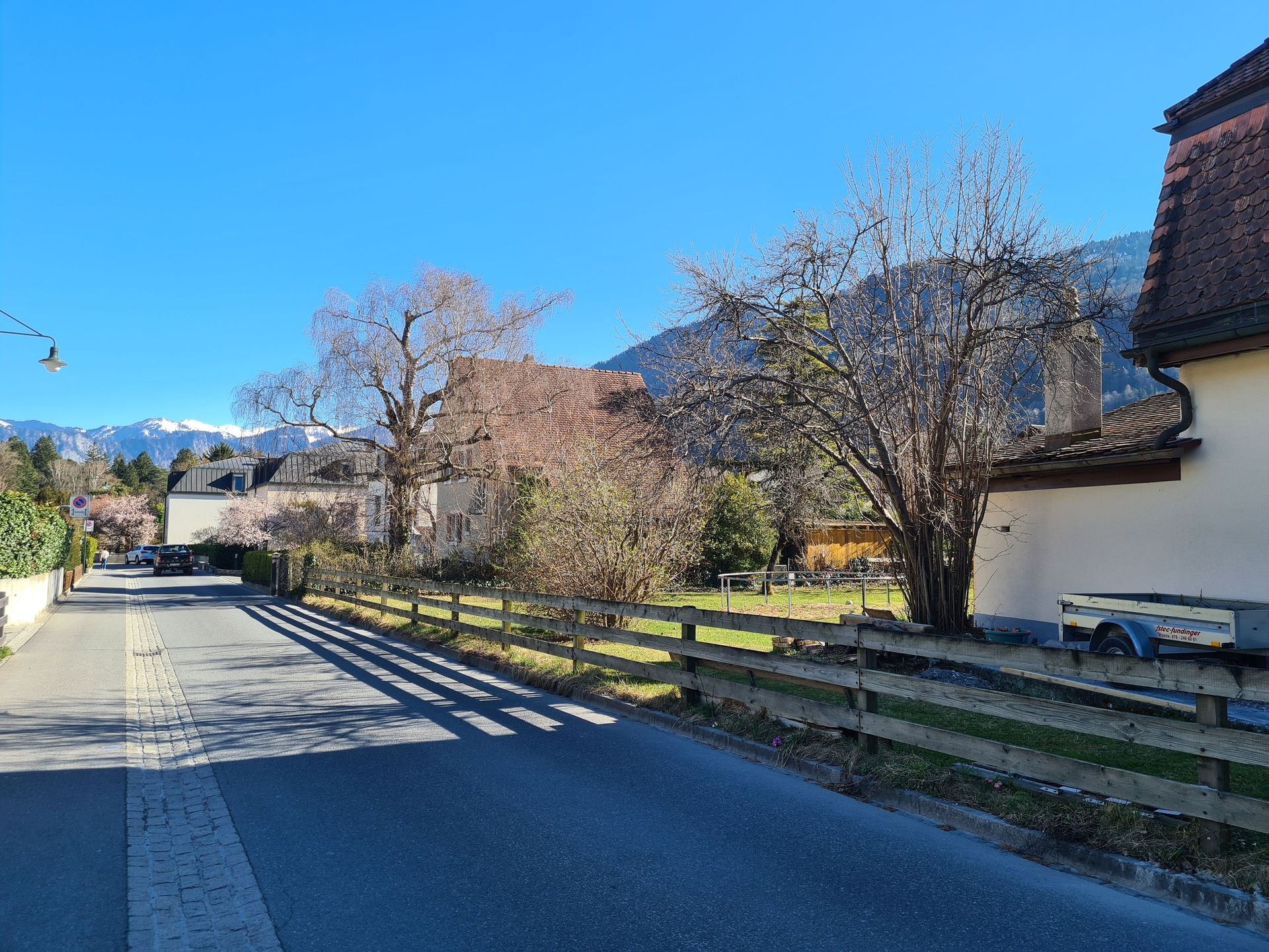 Am Straßenrand befindet sich ein Holzzaun.