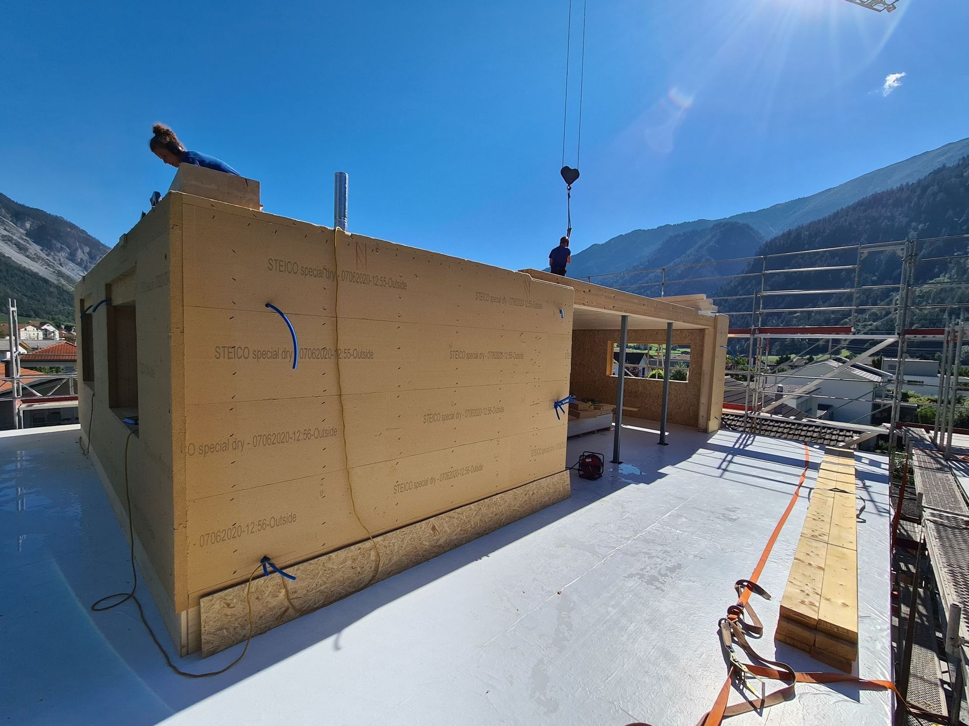 Ein Mann steht auf einem im Bau befindlichen Gebäude.