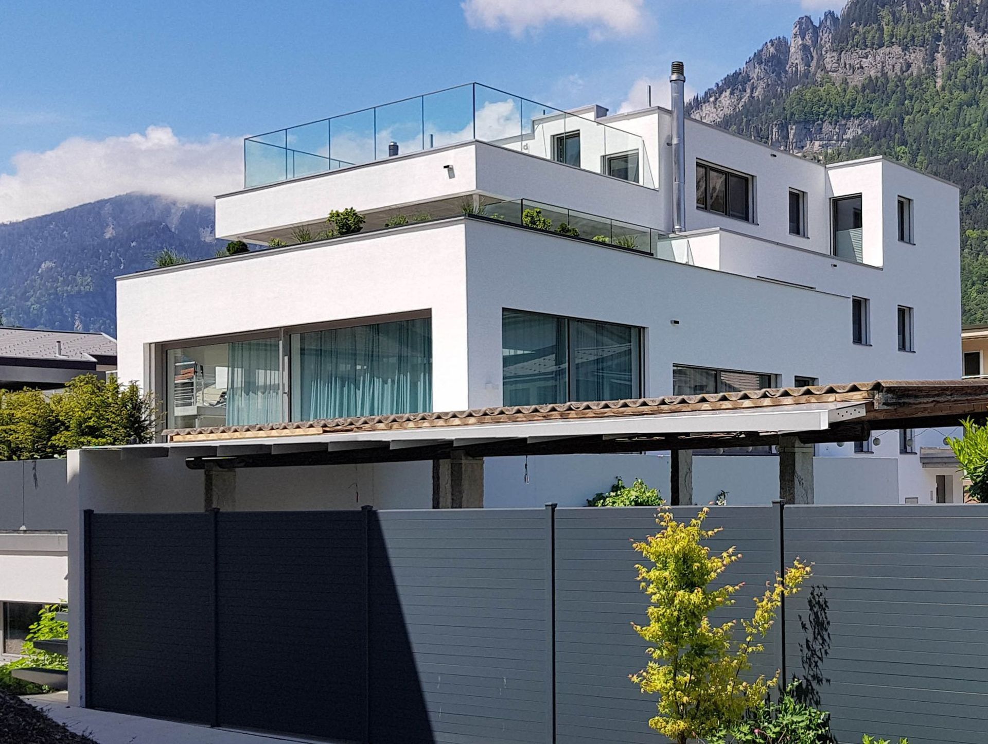 Ein großes weißes Haus mit Bergen im Hintergrund