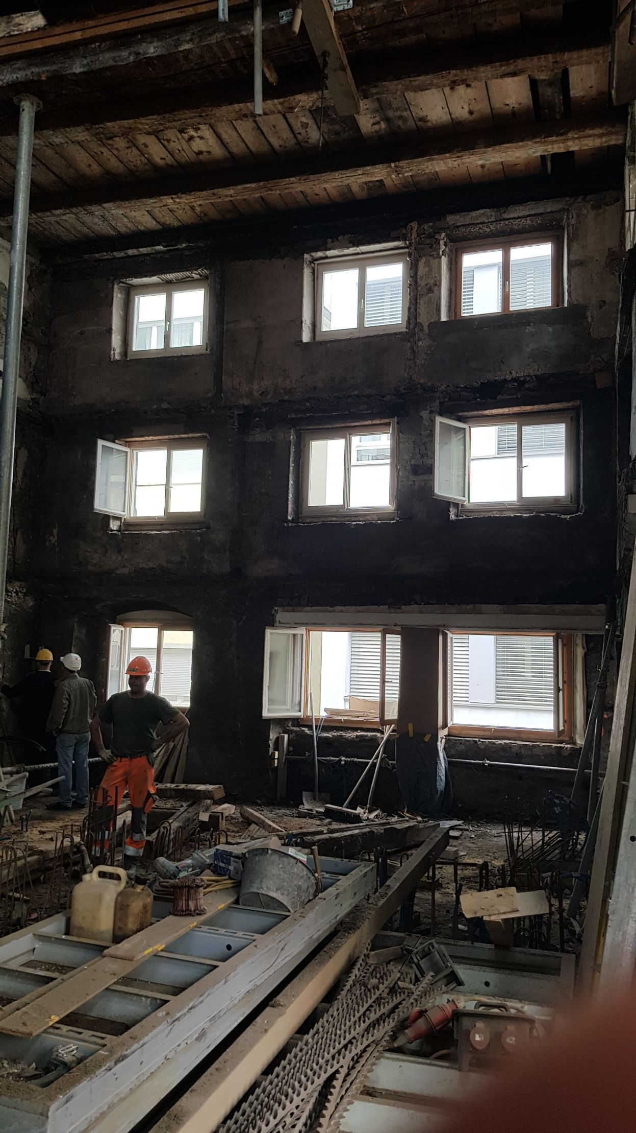 Ein im Bau befindliches Gebäude mit vielen Fenstern.