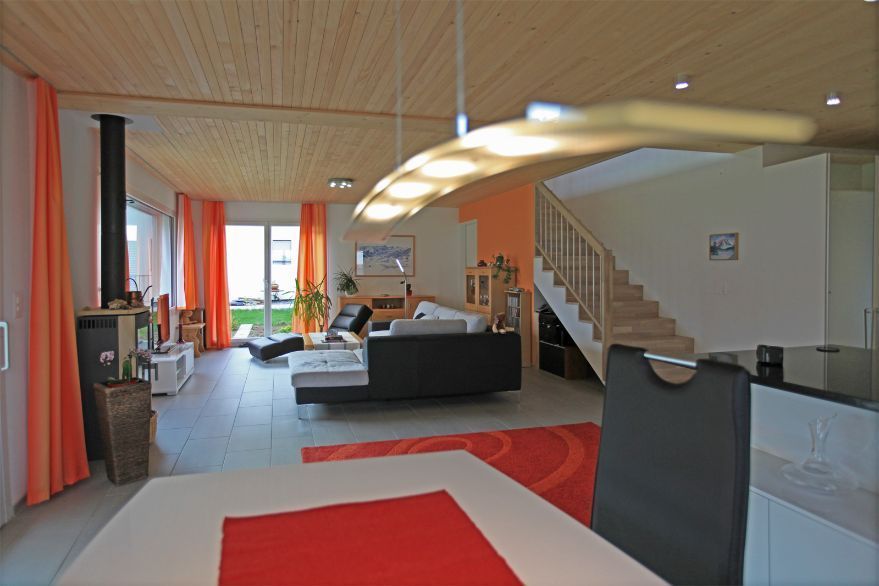 Ein Wohnzimmer mit einem Tisch und Stühlen