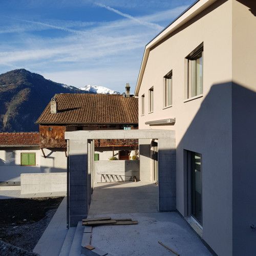 Ein Gebäude mit vielen Fenstern und einem Berg im Hintergrund