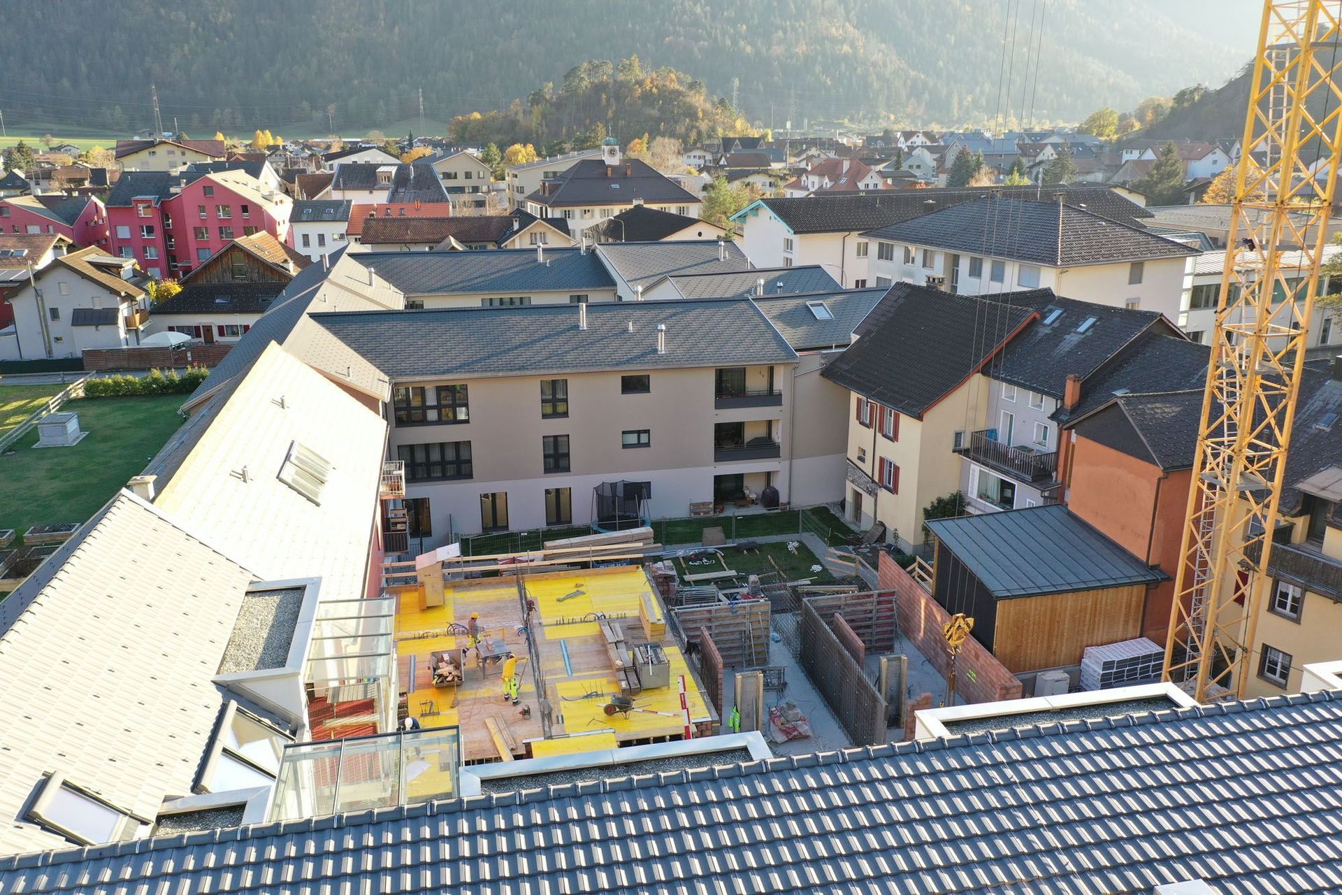 Eine Luftaufnahme eines im Bau befindlichen Gebäudes mit einem Kran im Vordergrund