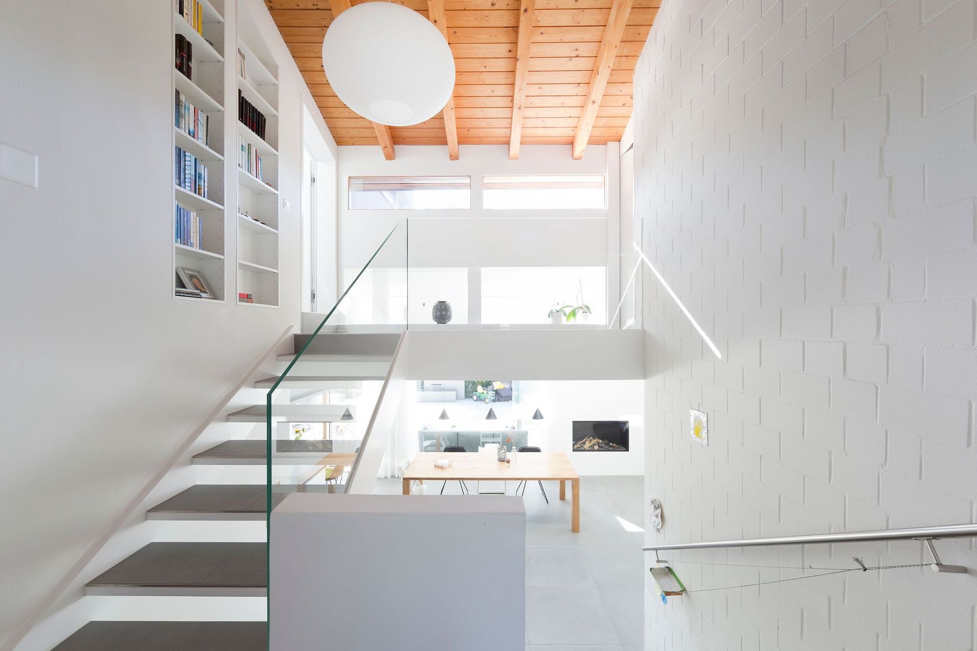 Es gibt eine Treppe, die in den zweiten Stock eines Hauses führt.