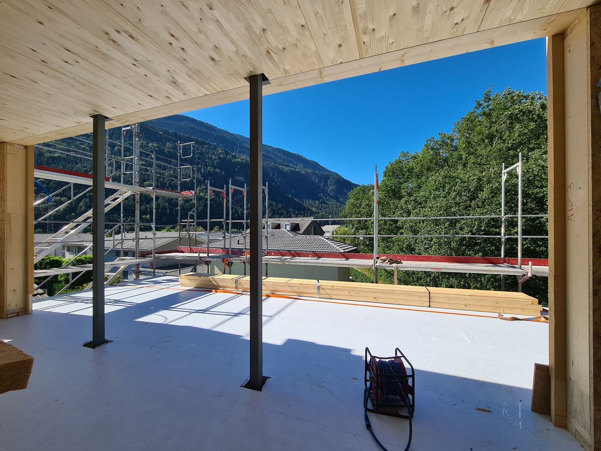 Ein im Bau befindliches Gebäude mit Blick auf die Berge.