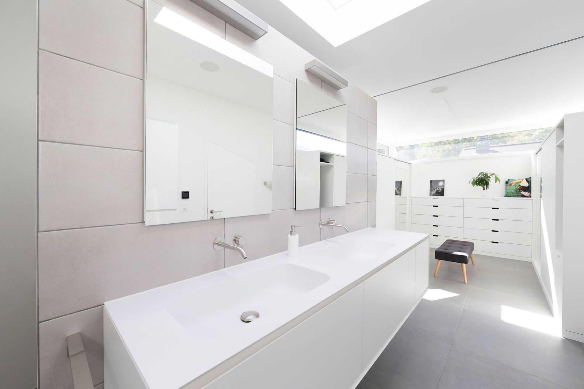 Ein Badezimmer mit zwei Waschbecken und zwei Spiegeln.