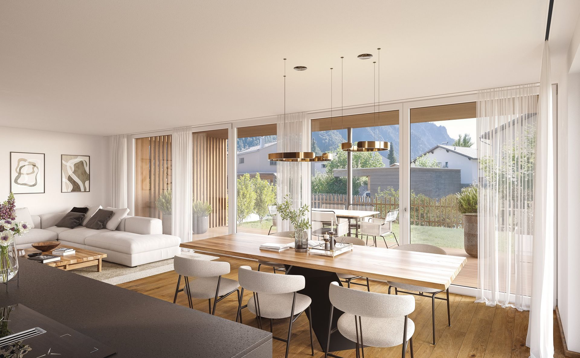 Großzügiges Esszimmer mit langem Holztisch, weißen Stühlen und großen Fenstern mit Blick auf den Garten und die Berge.