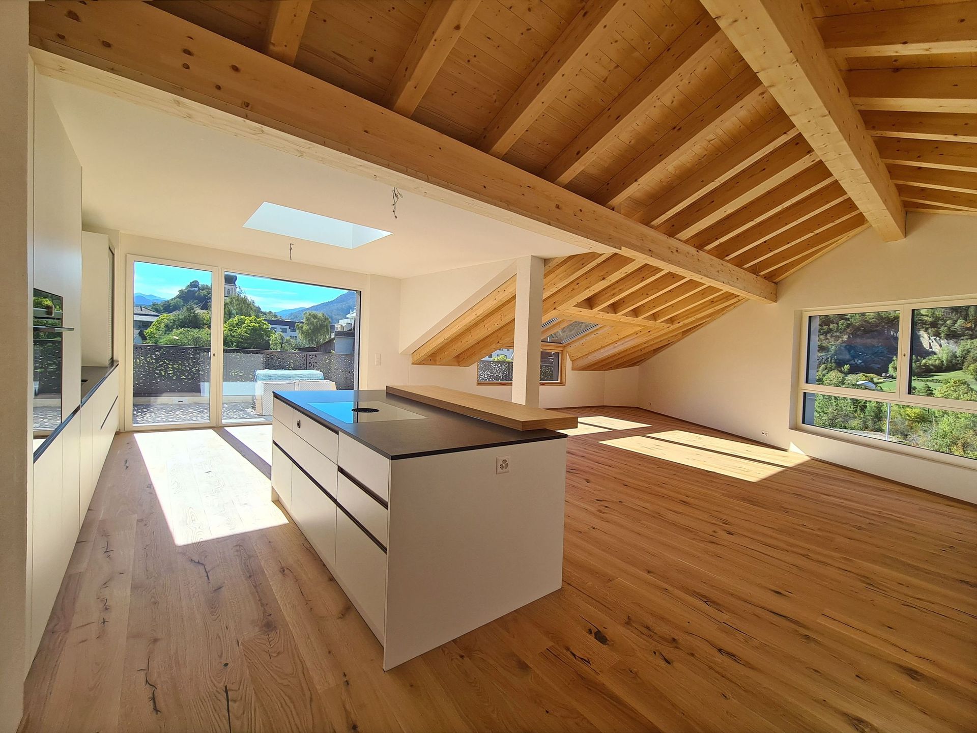 In der Mitte des Raumes befindet sich eine große Insel.