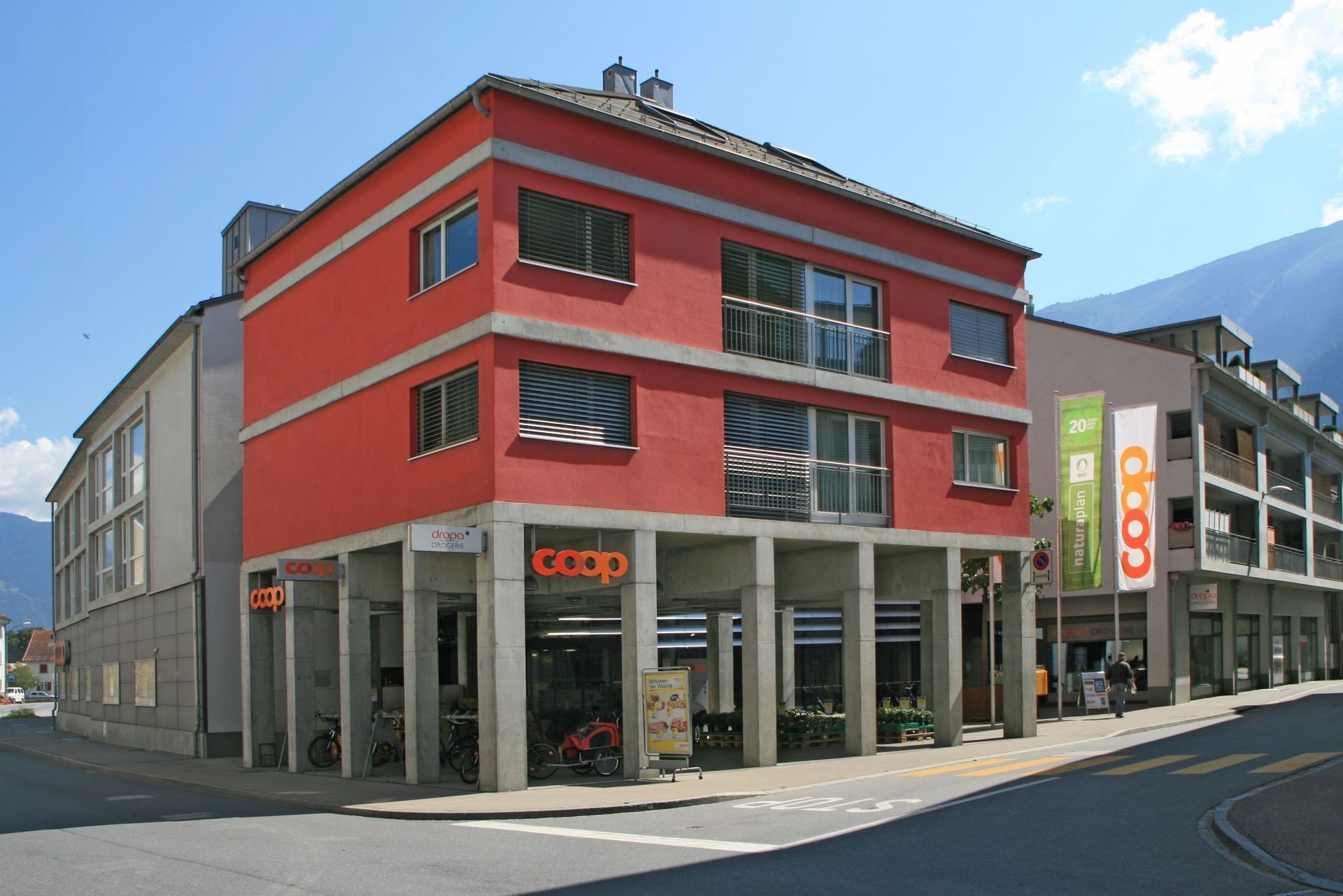 Ein rotes Gebäude mit dem Wort Coop darauf