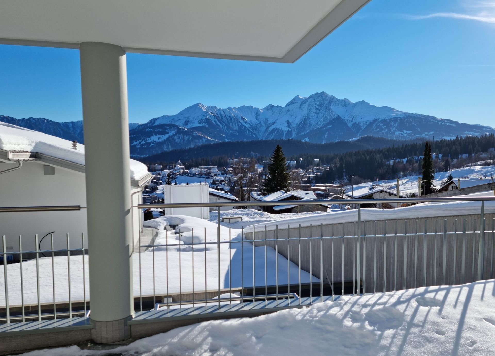 Ein Balkon mit Blick auf schneebedeckte Berge