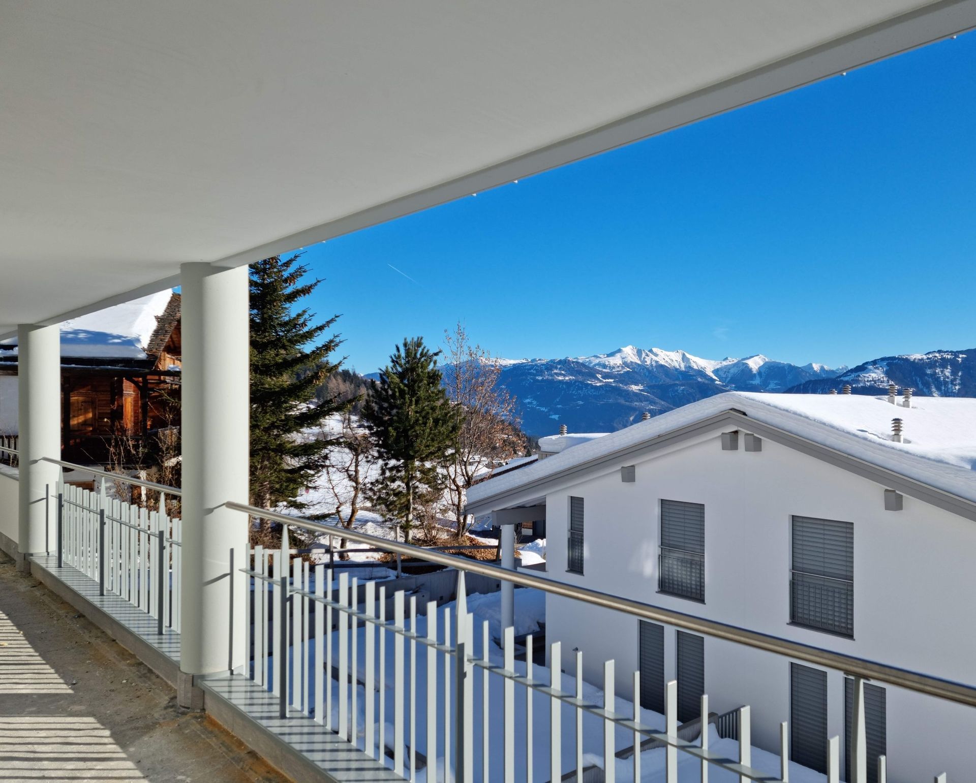 Ein Balkon mit Blick auf eine schneebedeckte Bergkette