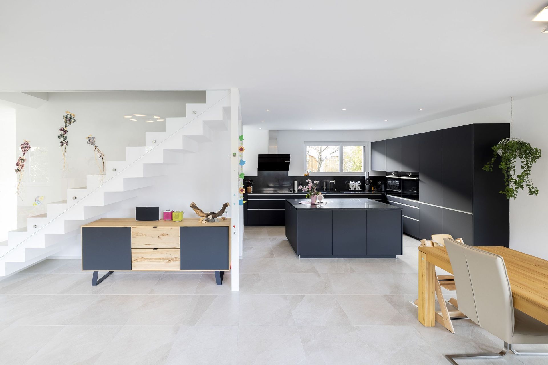 In der Küche befindet sich eine Treppe, die in den zweiten Stock führt.