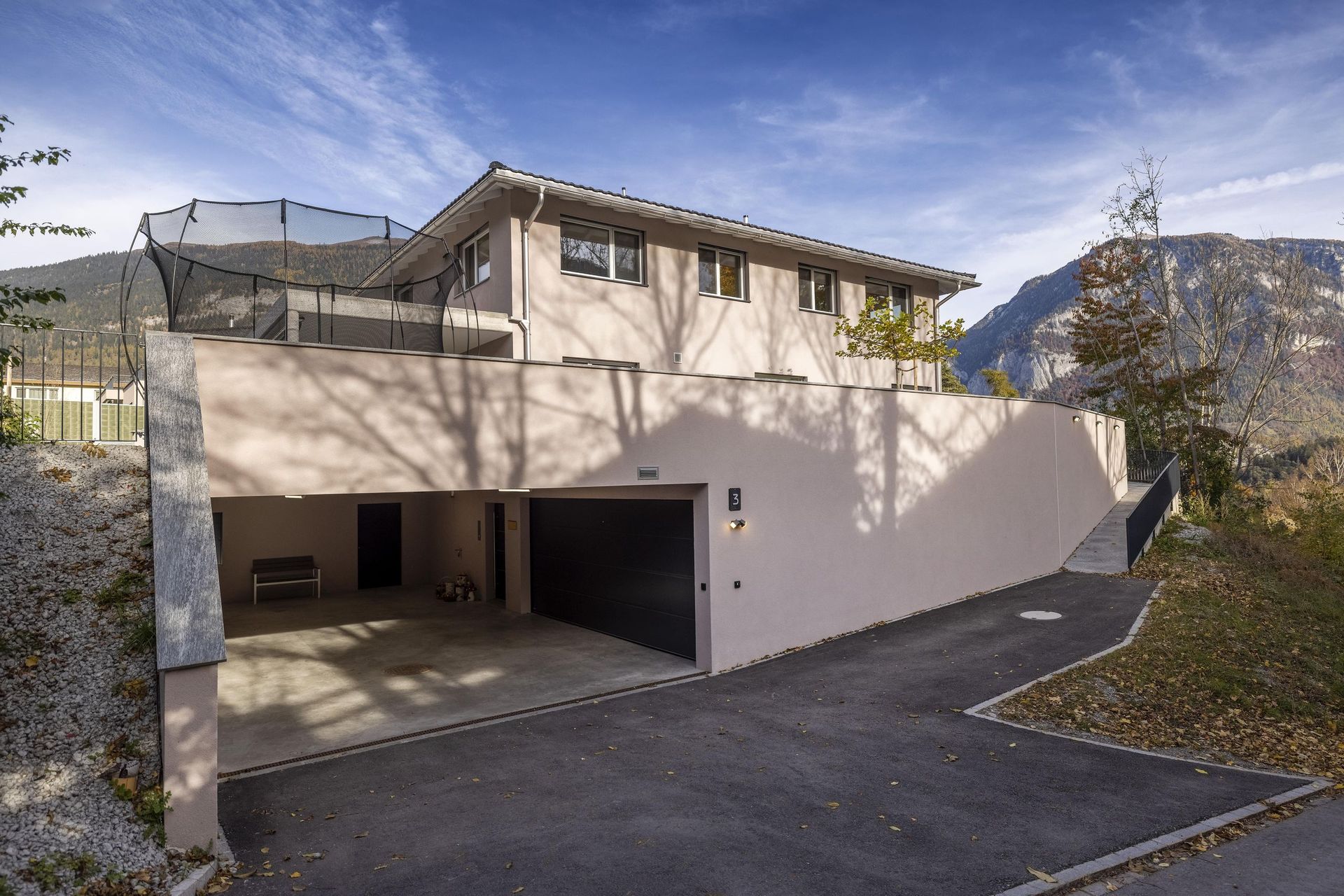 Ein großes Haus mit einer Garage darunter