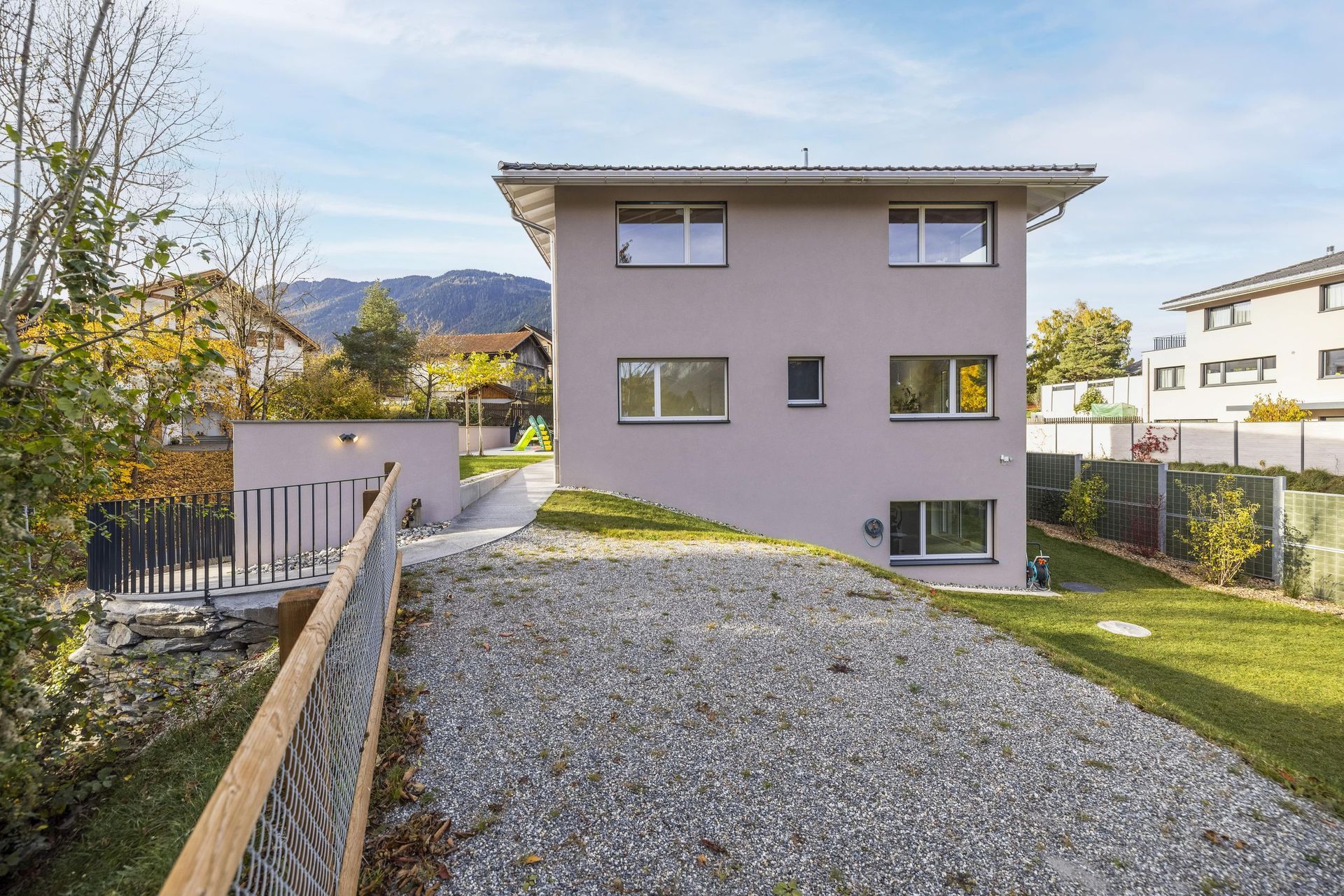 Ein Haus, zu dem eine Kiesauffahrt führt.