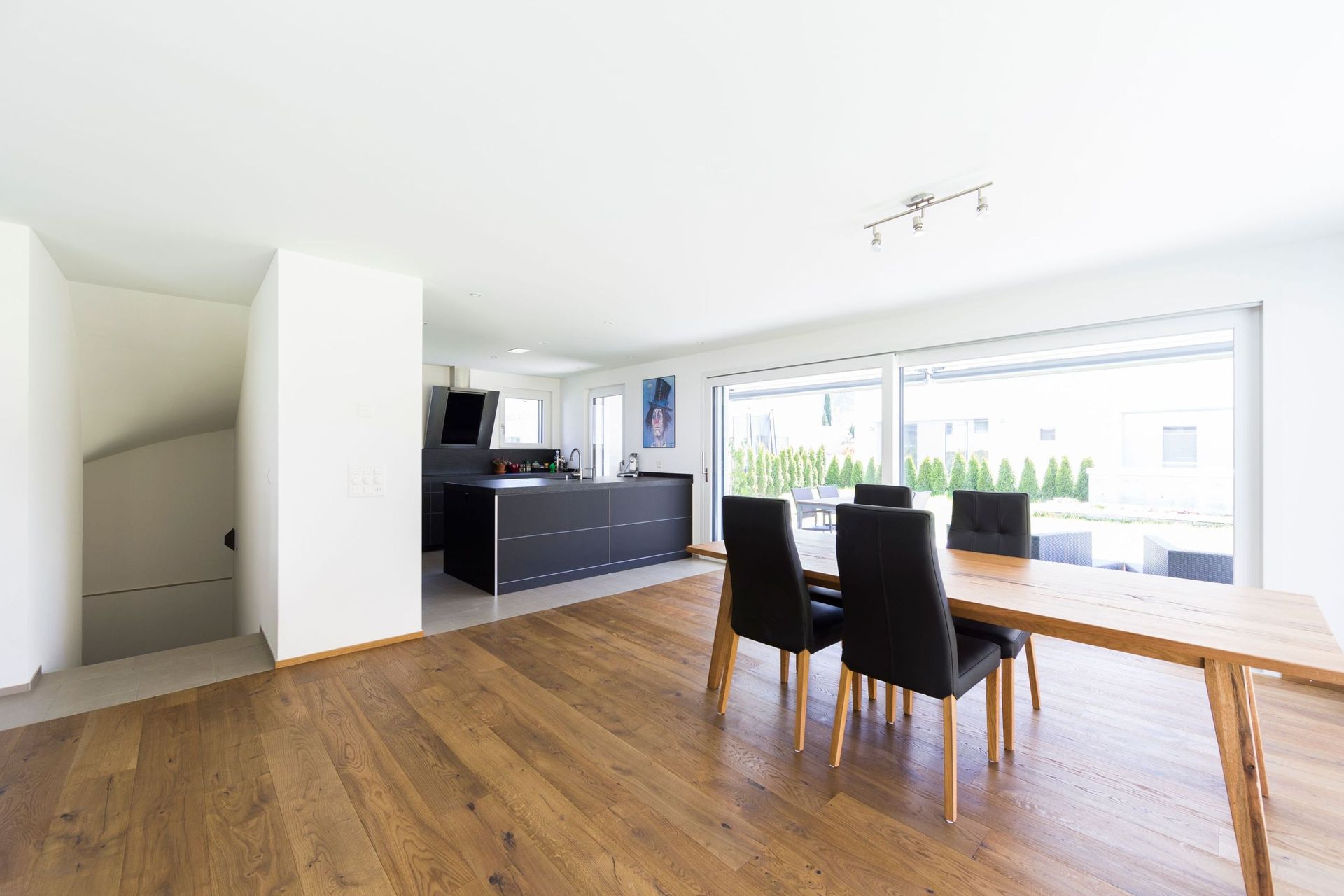 In der Mitte des Raumes stehen ein Esstisch und Stühle.