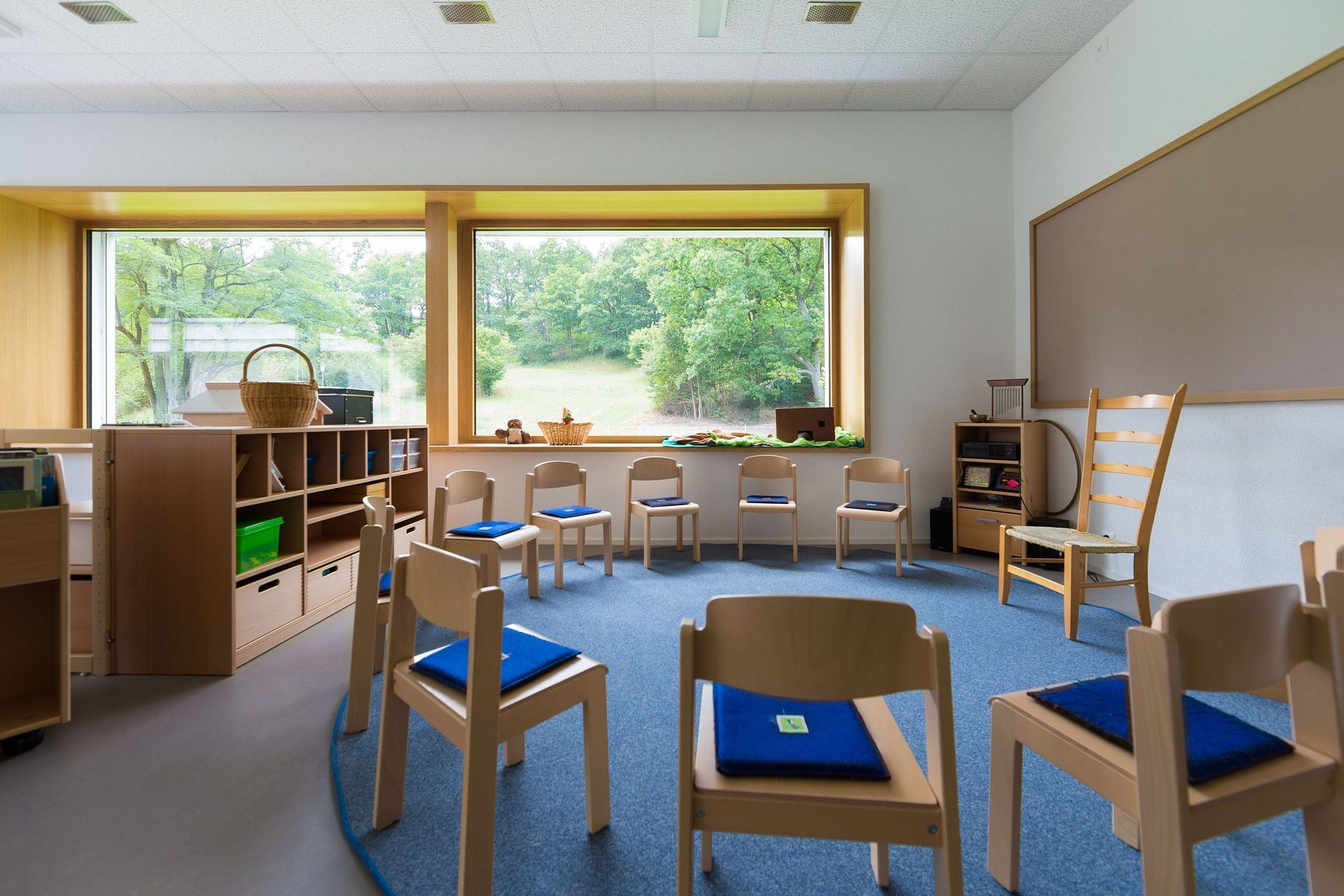 Eine Gruppe von Stühlen steht in einem Kreis in einem Raum