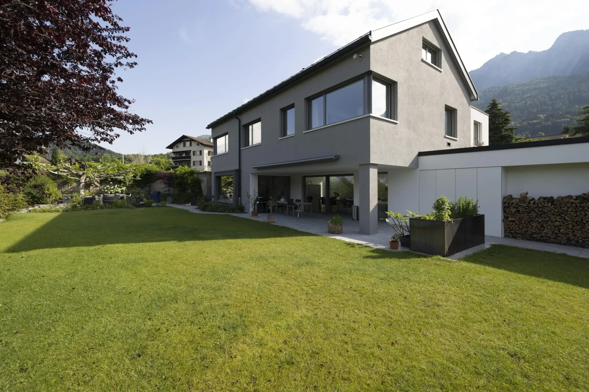 Ein großes Haus mit einer großen Wiese davor