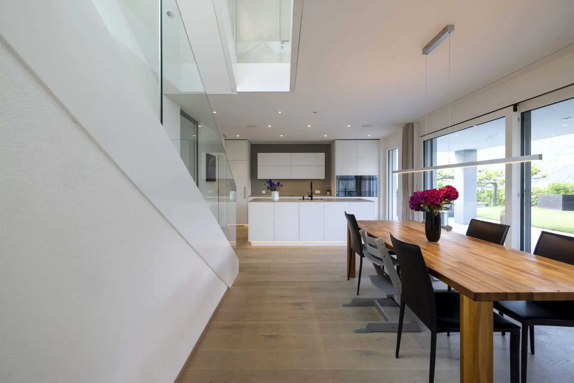 Ein Esszimmer mit einem langen Holztisch und Stühlen