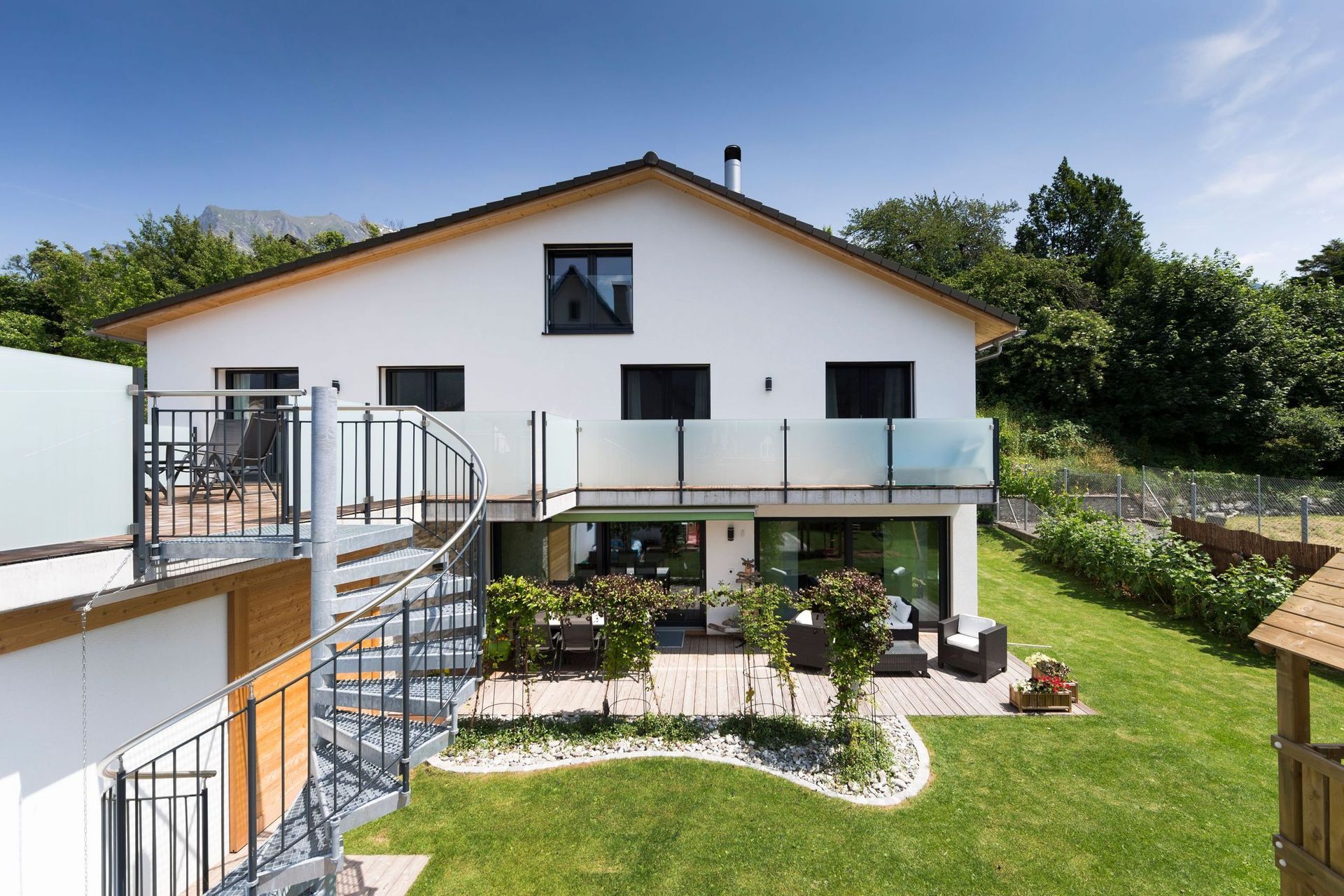 Ein großes weißes Haus mit einer Wendeltreppe im Hinterhof