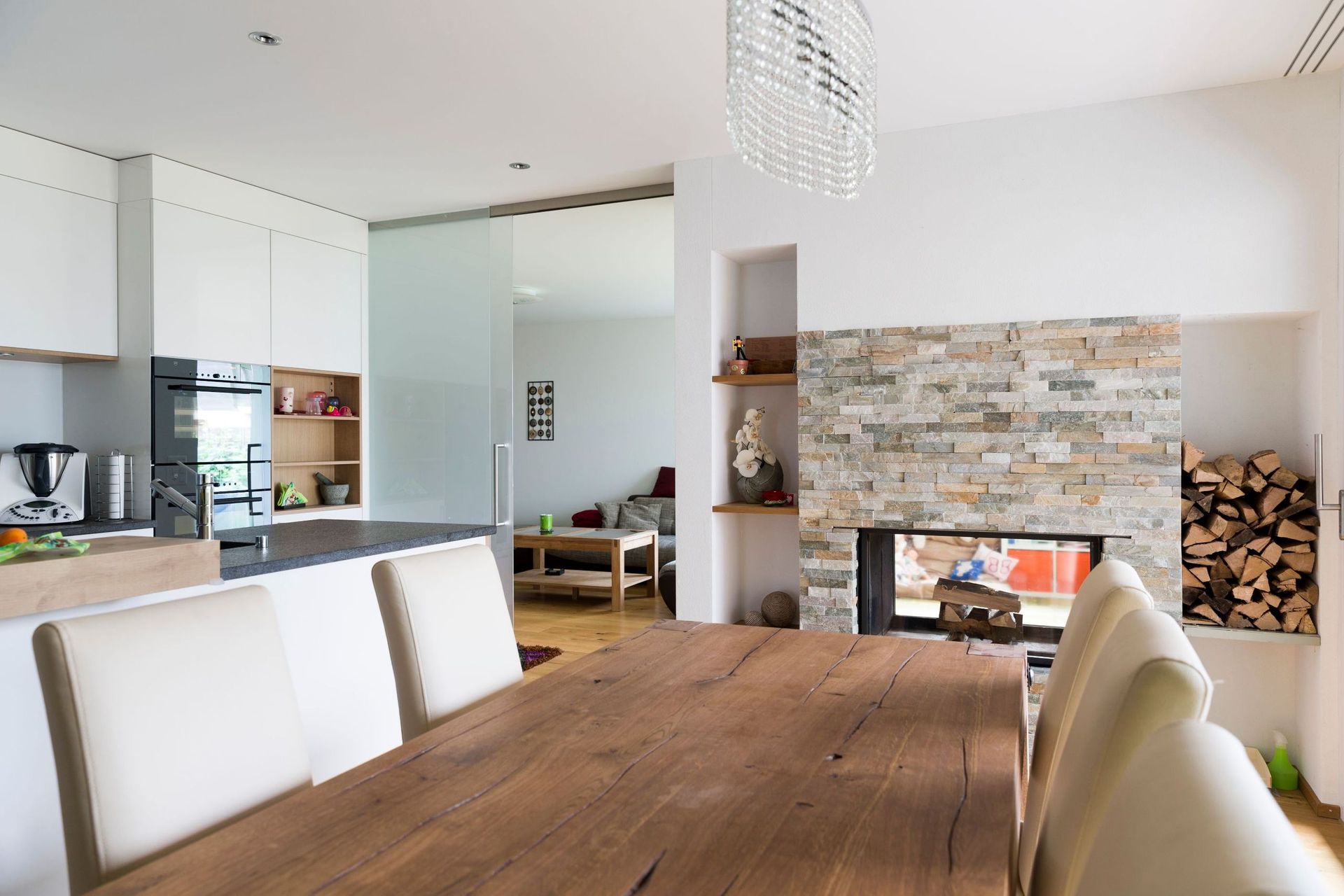 Ein Esstisch mit Stühlen und ein Kamin im Hintergrund