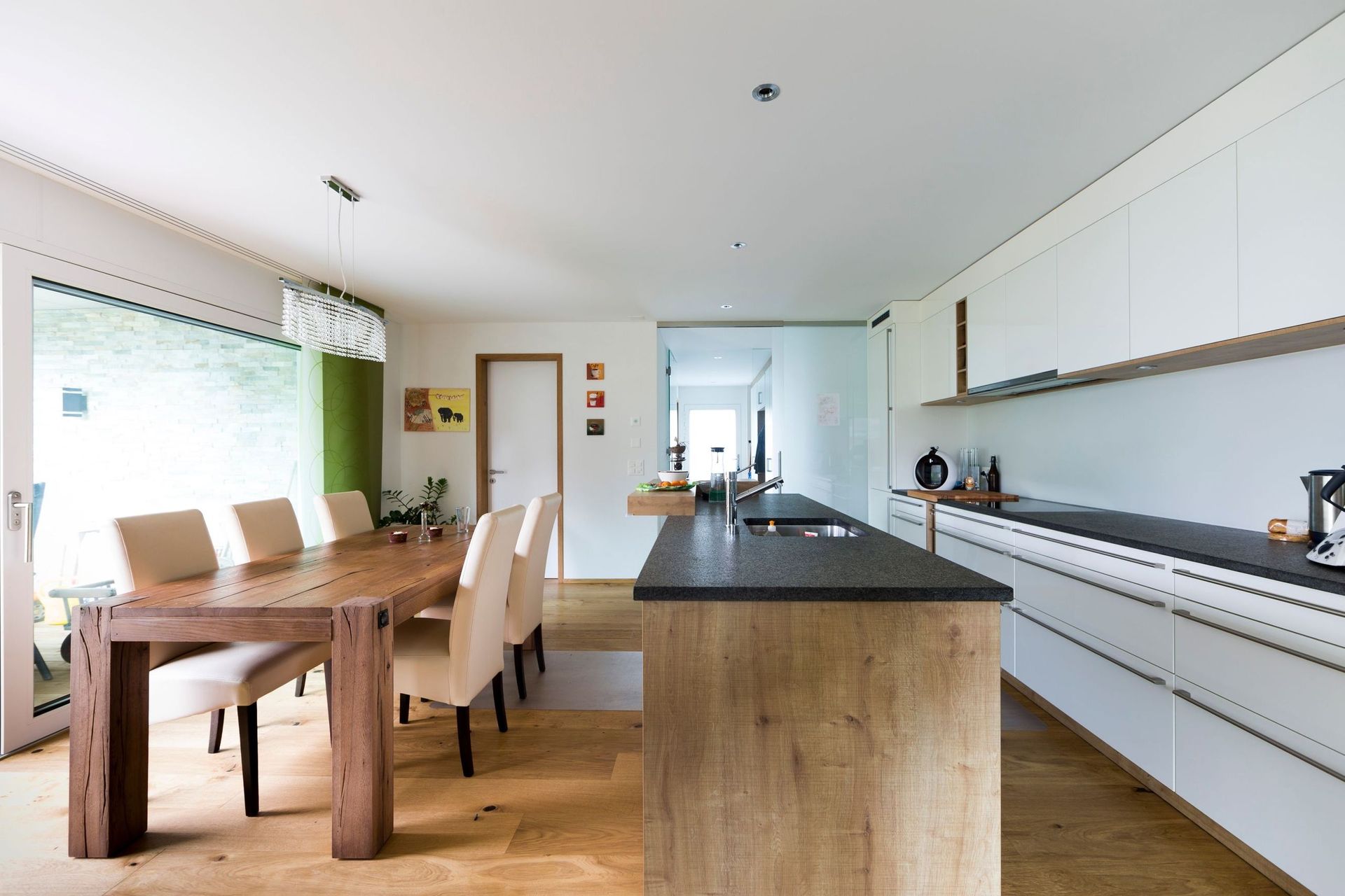 Eine Küche mit einem Holztisch und Stühlen darin