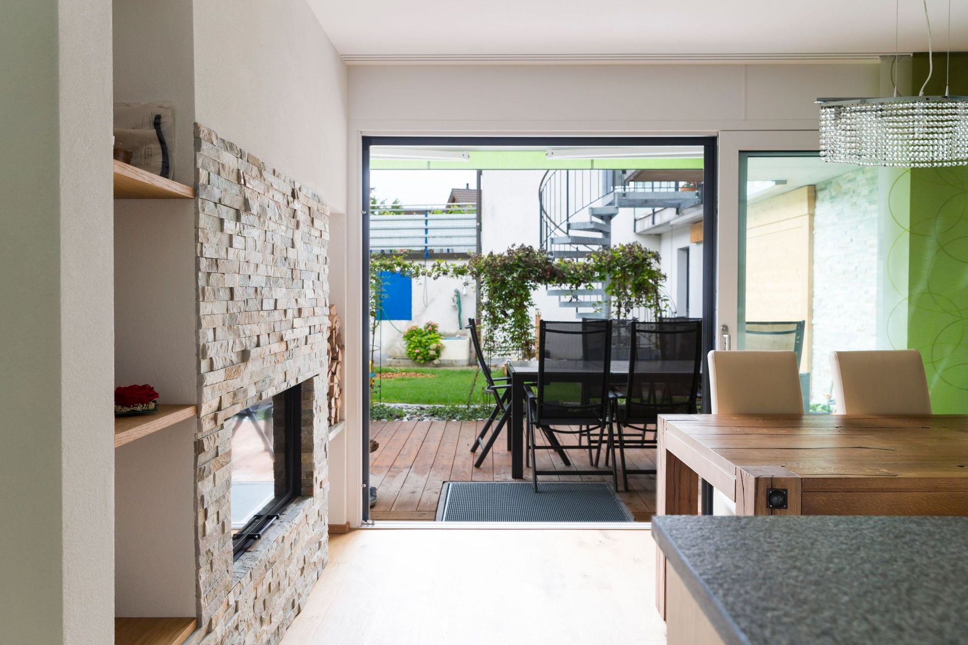 Ein Esszimmer mit Tisch und Stühlen und einer Glasschiebetür