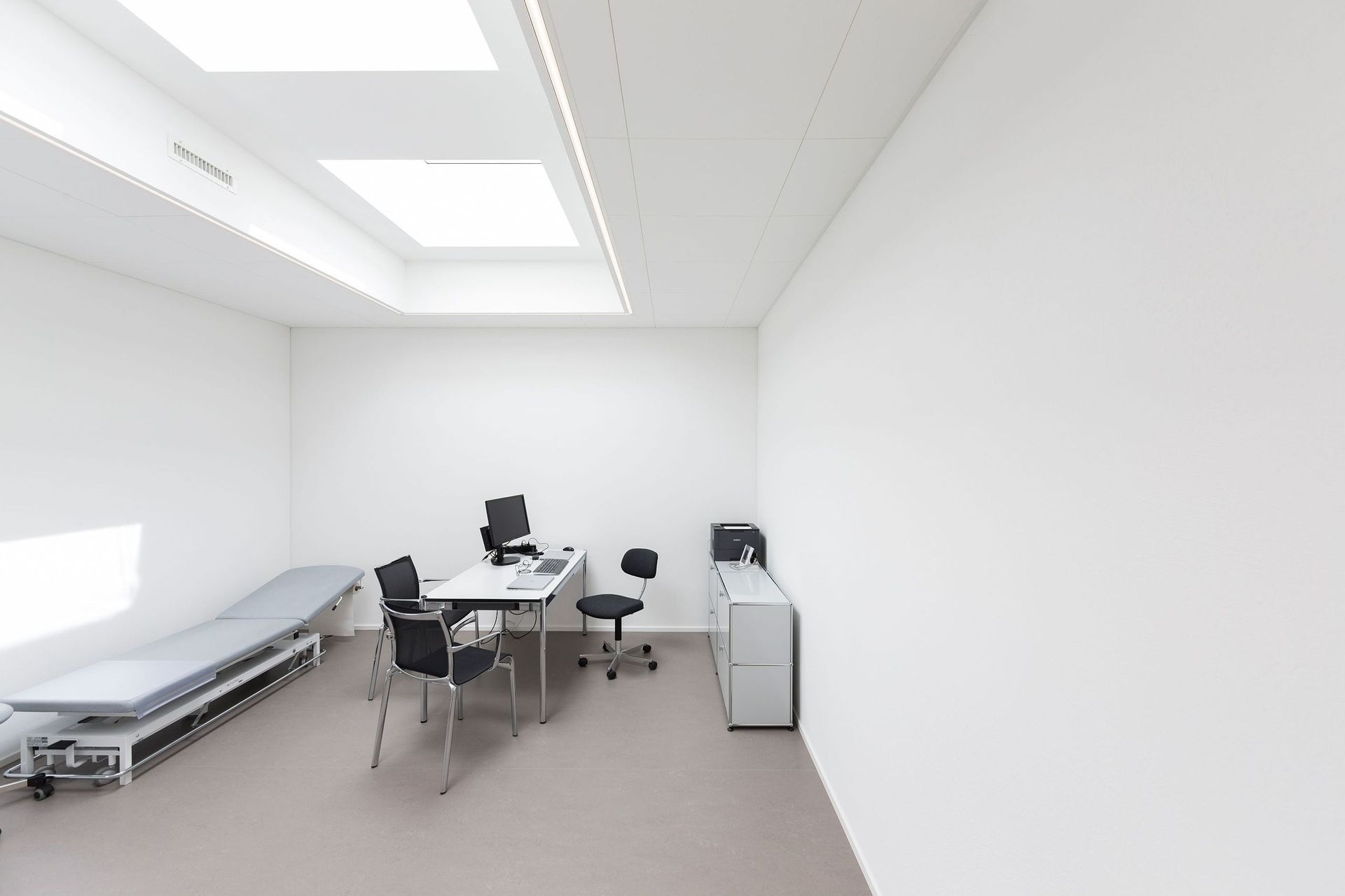 Eine Arztpraxis mit Schreibtisch und Stühlen