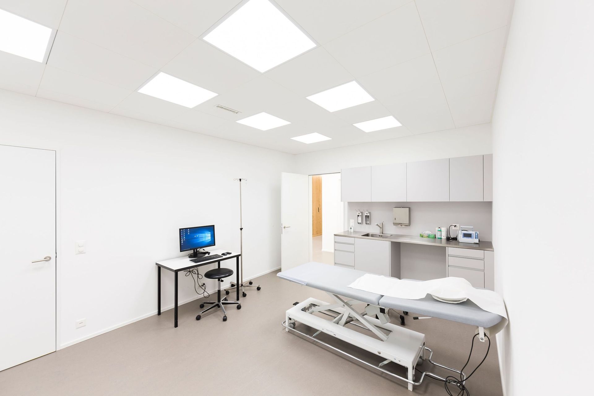 Eine Arztpraxis mit einem Tisch und einem Computer