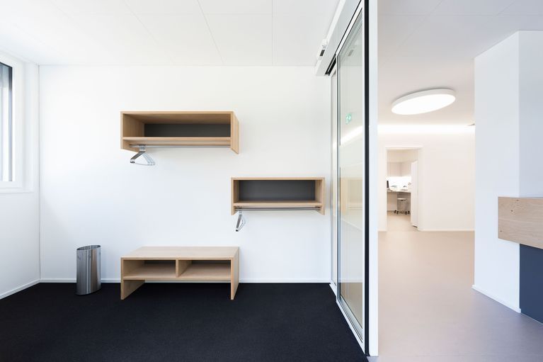 Ein Raum mit einer Glasschiebetür und Regalen an der Wand.