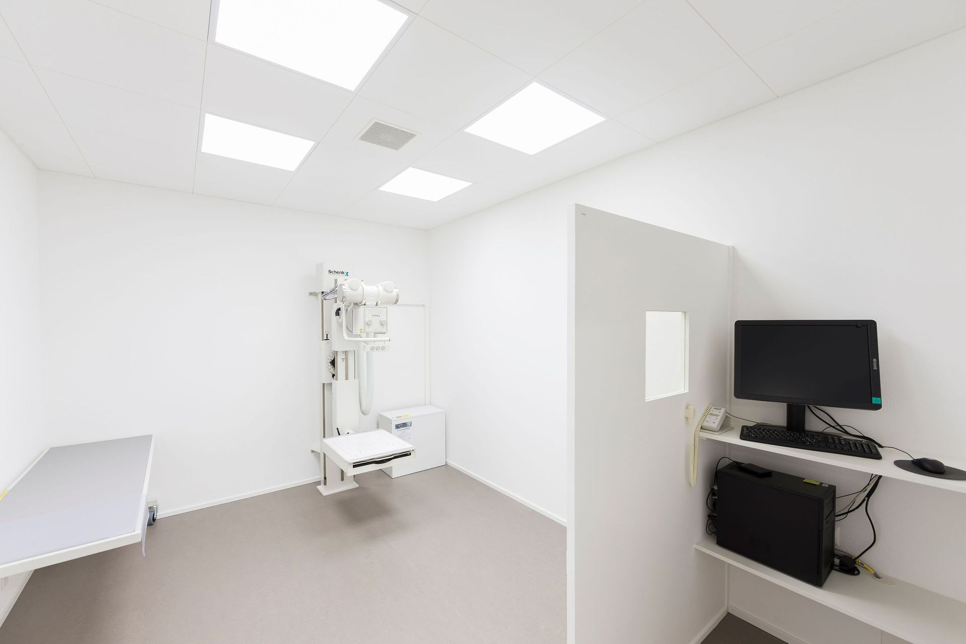 Auf dem Regal im Zimmer steht ein Computer.