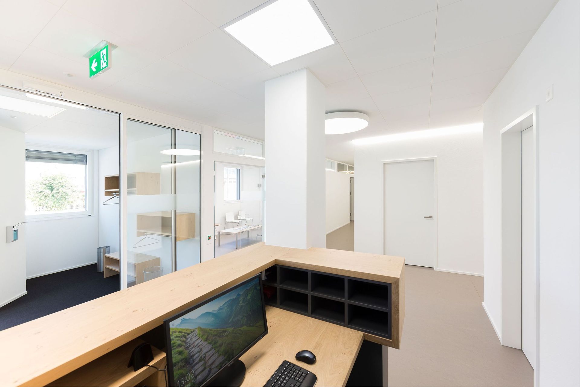 Eine Rezeption mit einem Computer darauf in einem Flur.