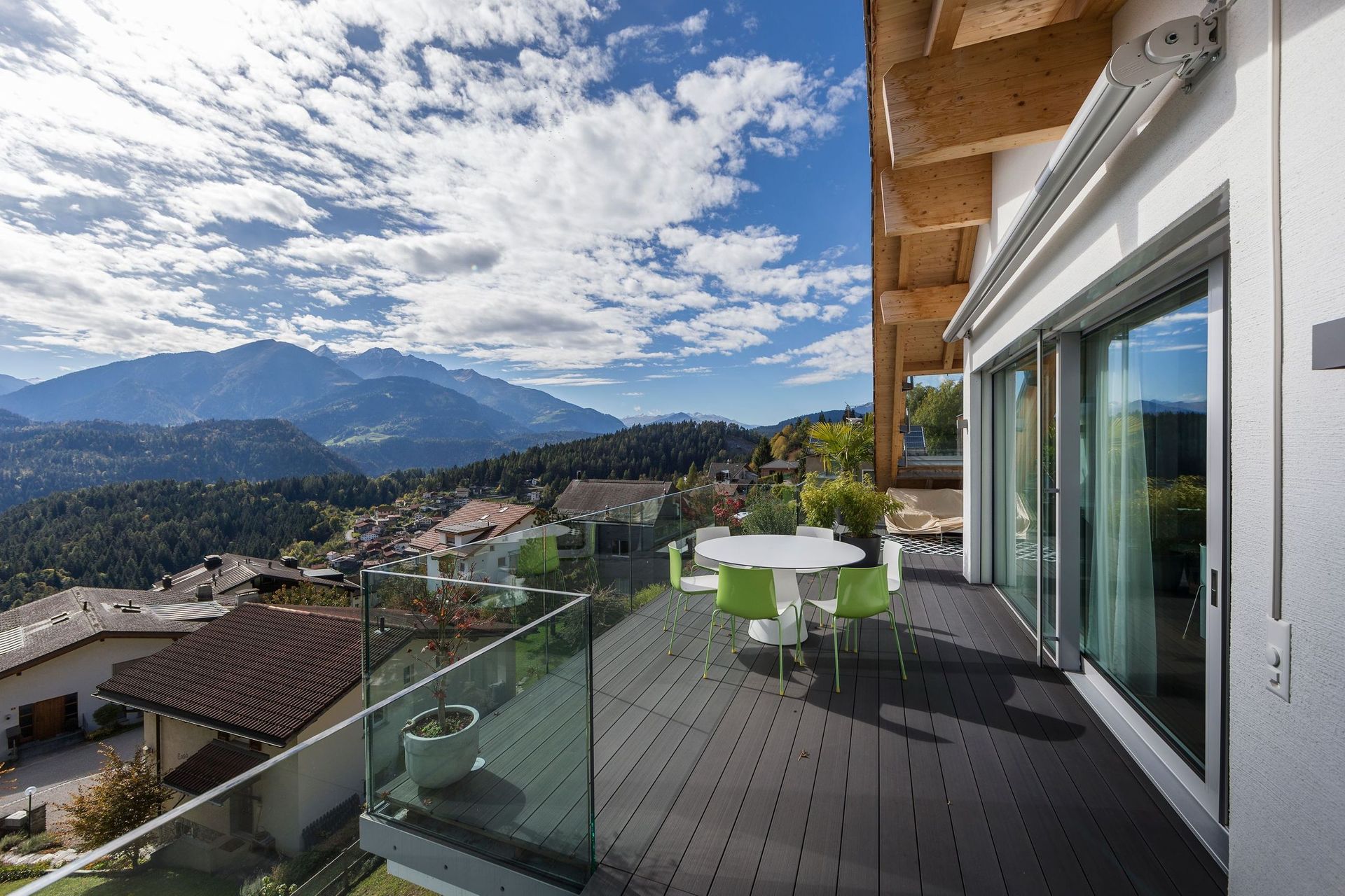 Ein Balkon mit Blick auf die Berge sowie einem Tisch und Stühlen