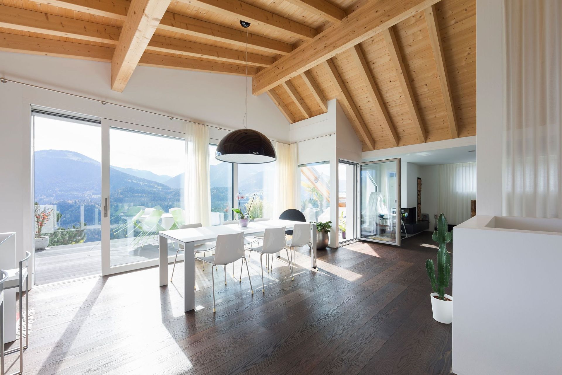 Ein Esszimmer mit Tisch und Stühlen und einer Holzdecke.