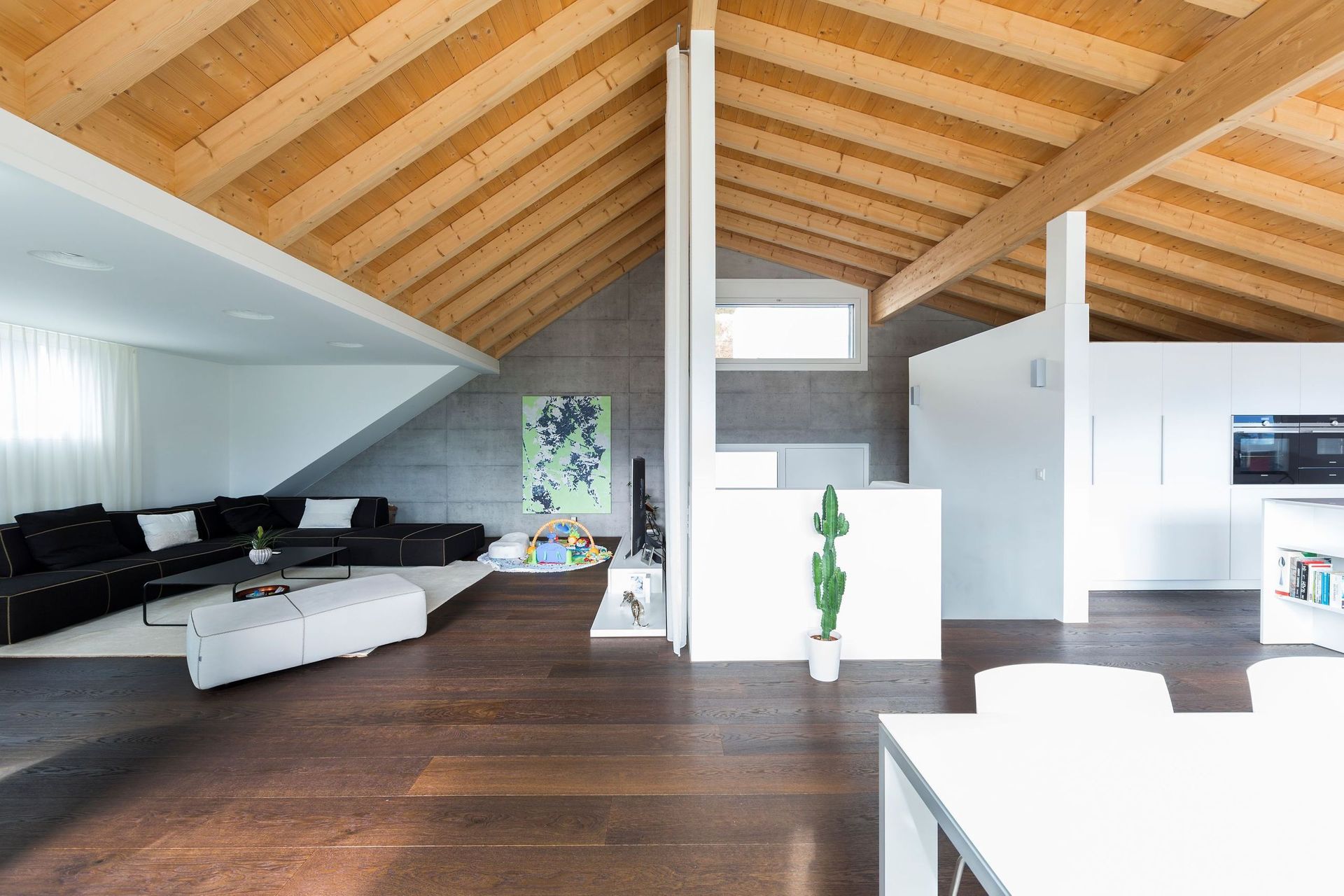 Ein Wohnzimmer mit Holzdecke und Esstisch.