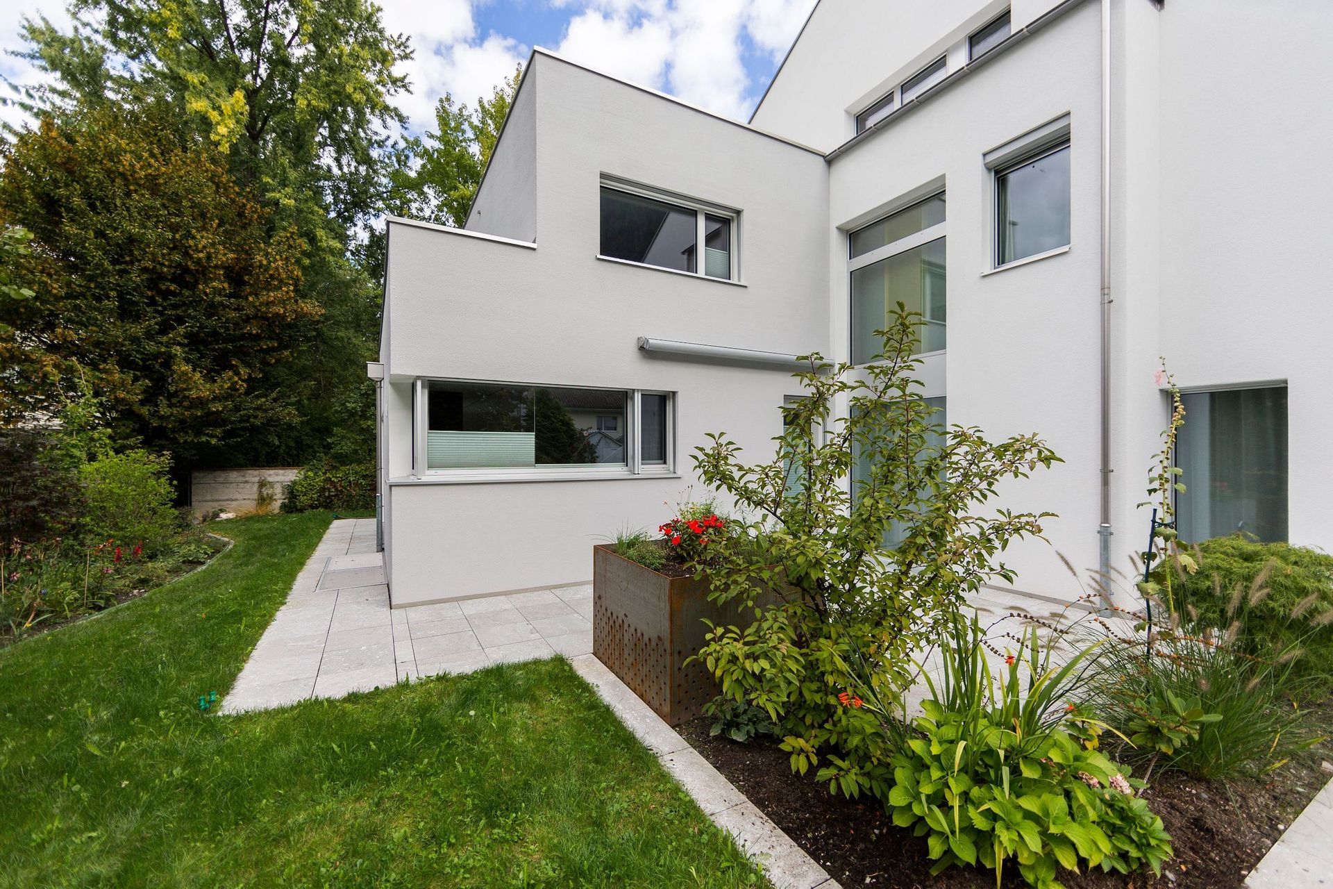 Ein weißes Haus mit einer großen Wiese davor