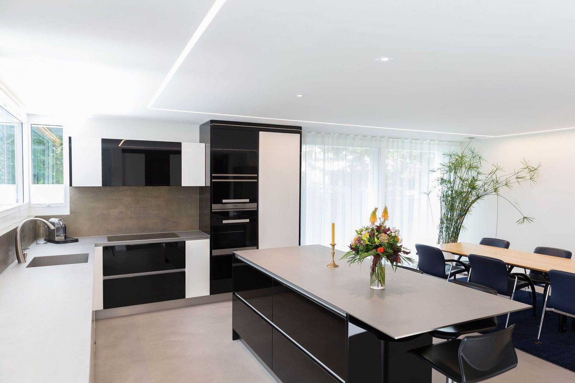 In der Mitte der Küche befindet sich eine große Insel.