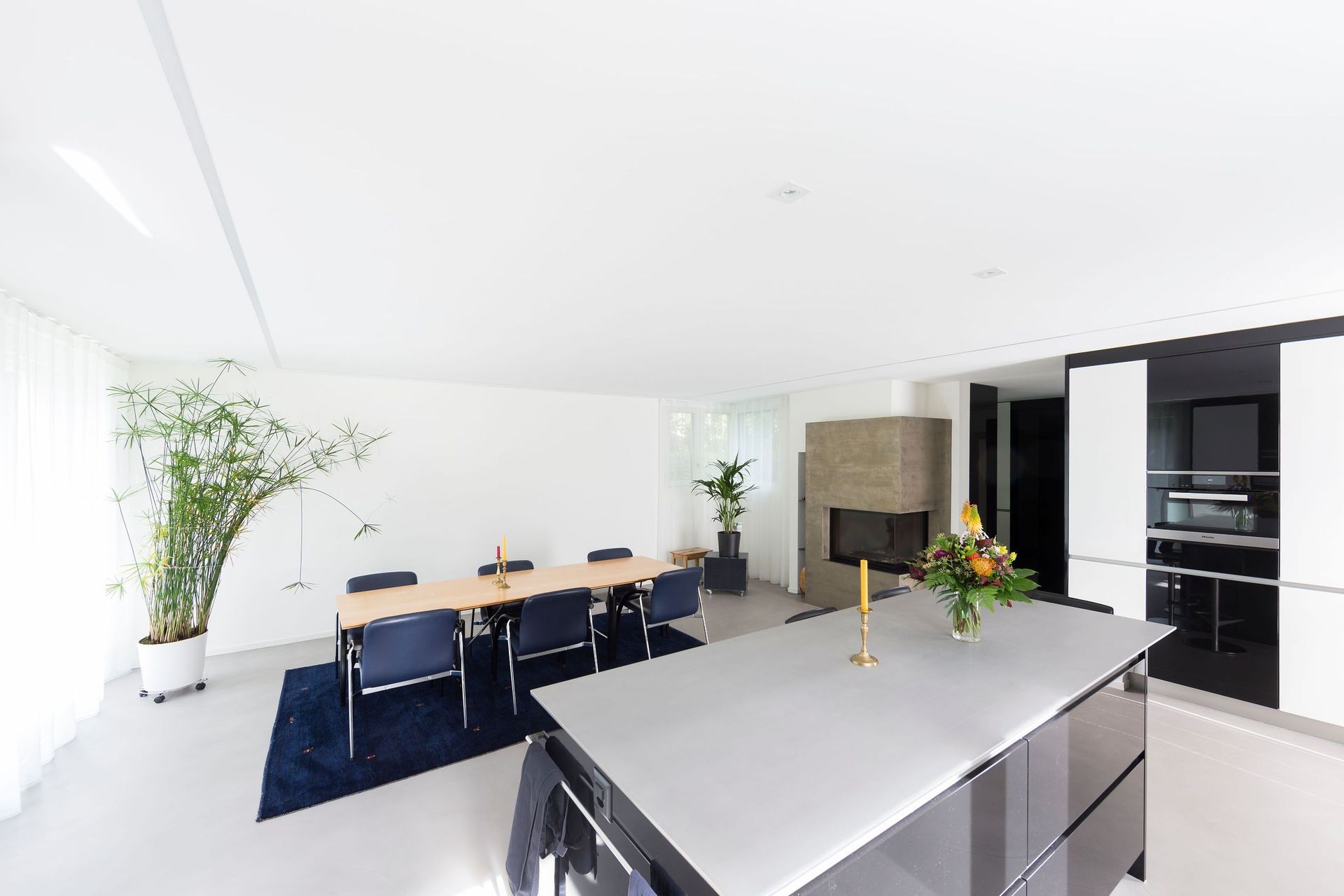 In der Mitte des Raumes befindet sich eine große Insel.