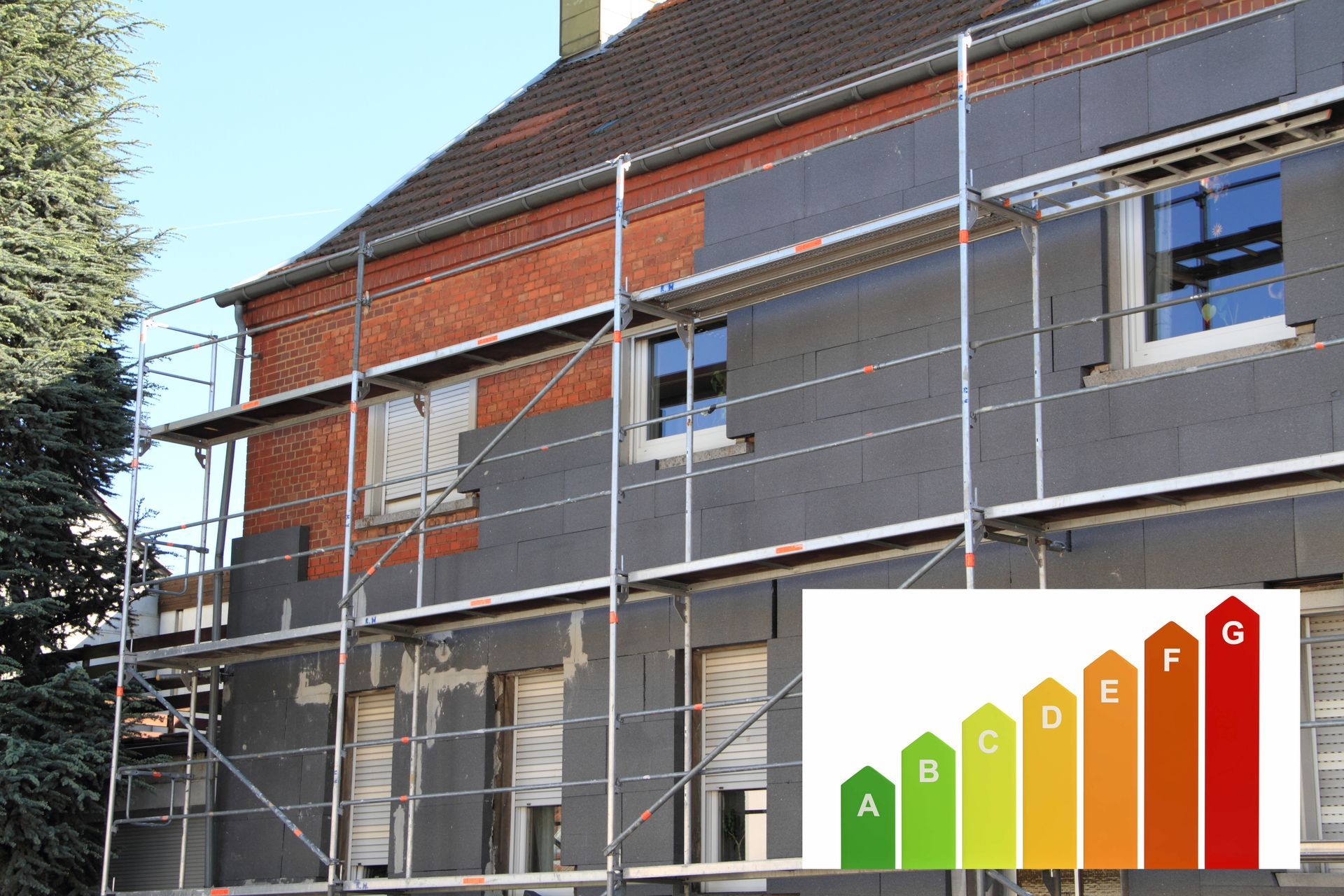 Extérieur d'une maison avec des échafaudages sur la façade ; un graphique de cote d'efficacité énergétique est situé dans le coin inférieur droit