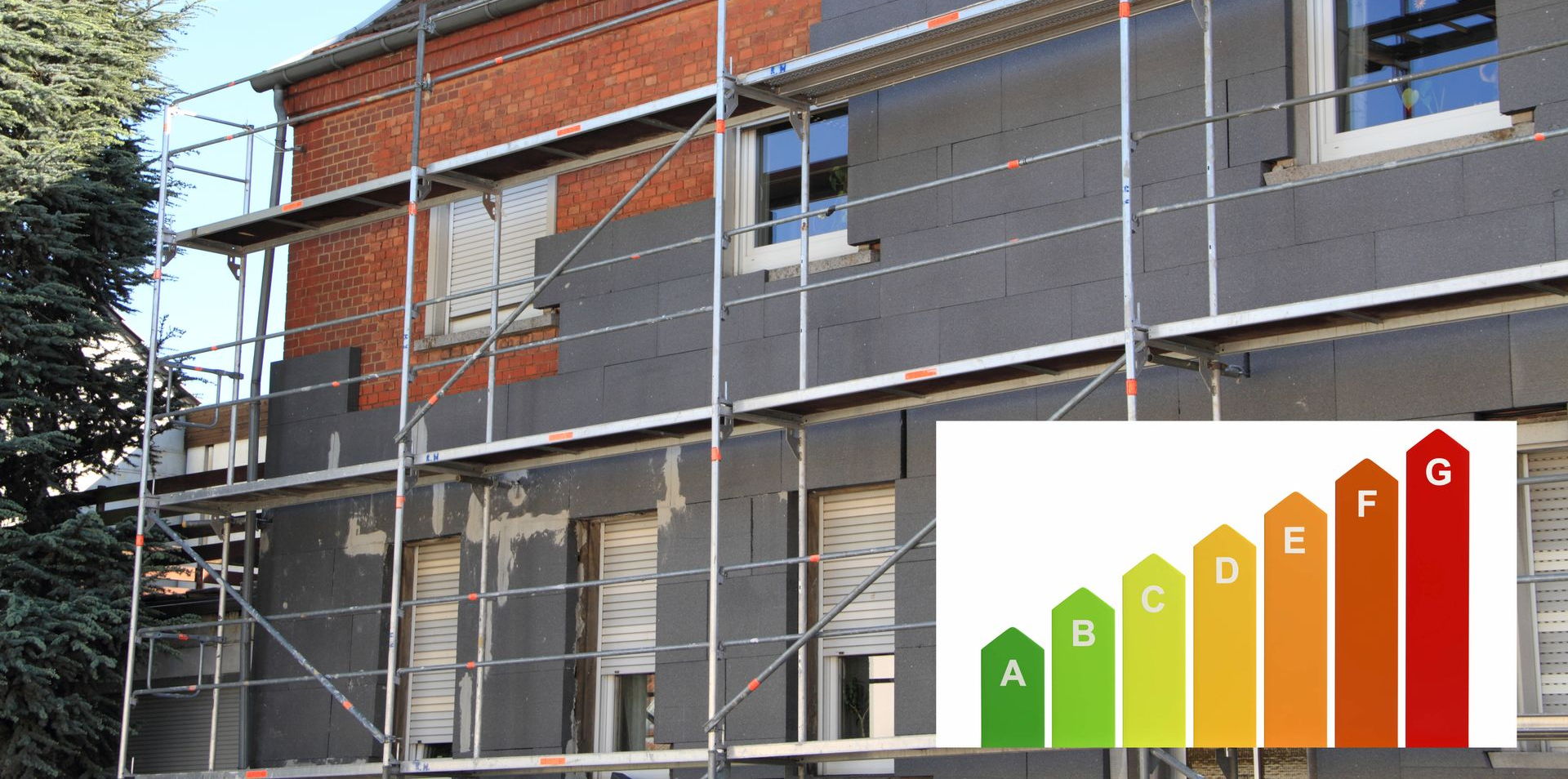 Extérieur d'une maison en rénovation avec des échafaudages ; un graphique de cote d'efficacité énergétique est situé dans le coin inférieur droit
