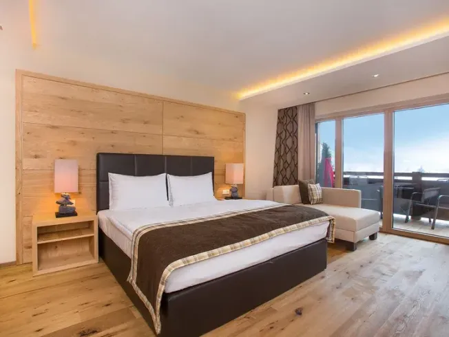 Hotelzimmer mit einem Kingsize-Bett und einer Couch.