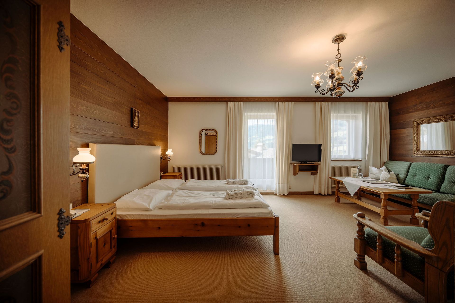 In der Mitte des Zimmers steht ein großes Bett.